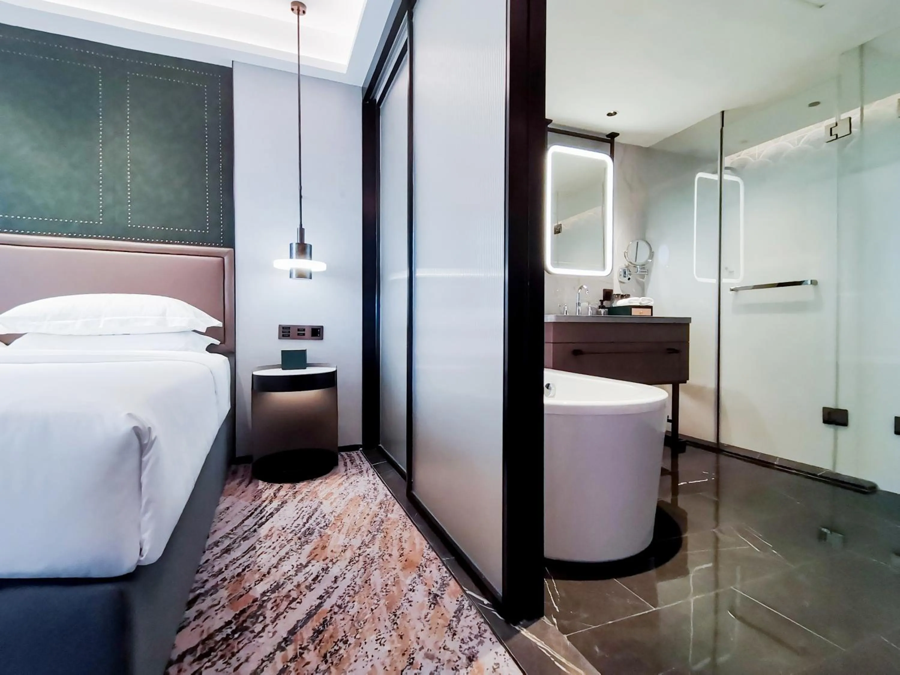 Bathroom, Bed in Shenzhen Shanghai Hotel