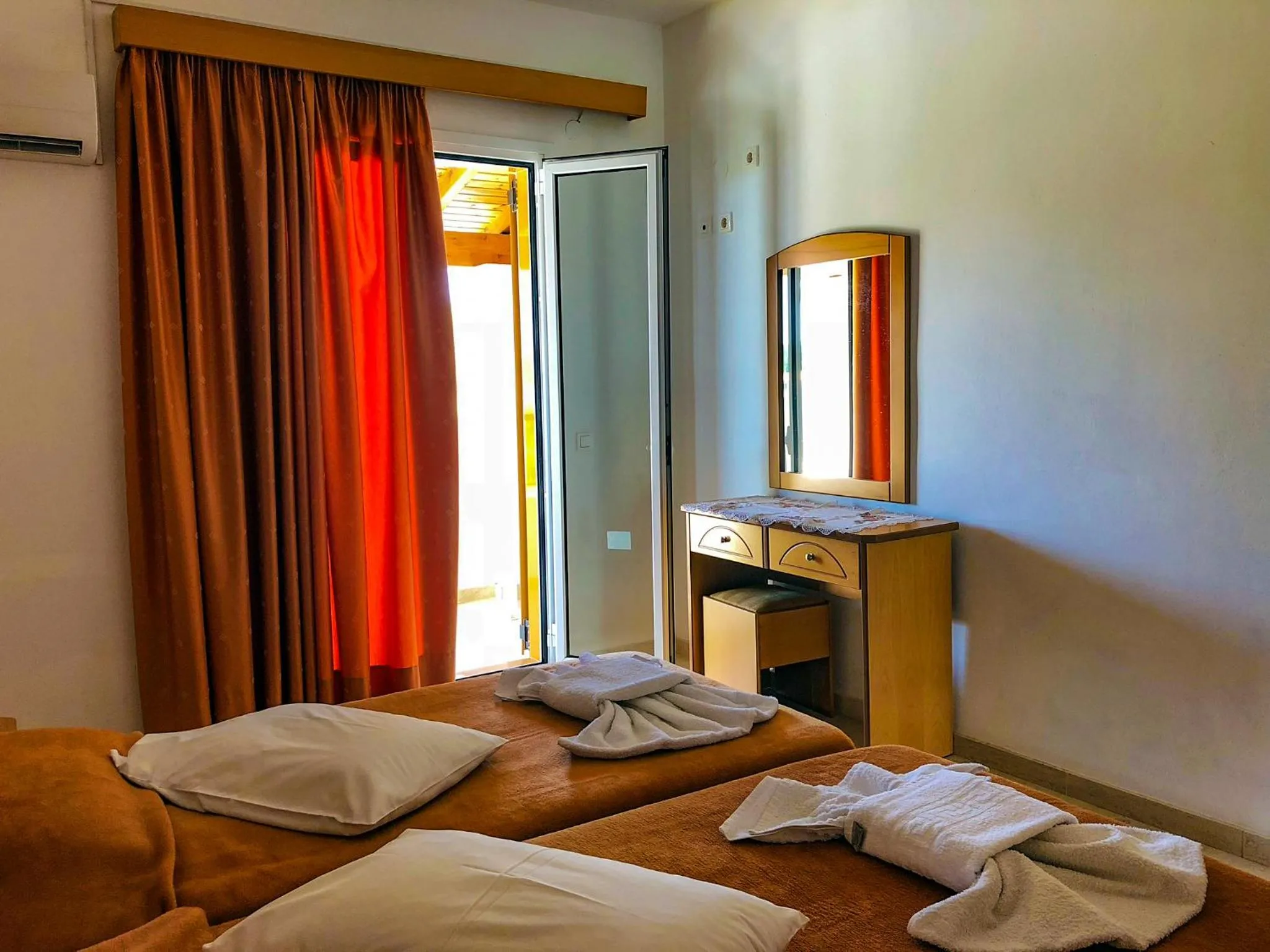 Bed in Tria Adelphia