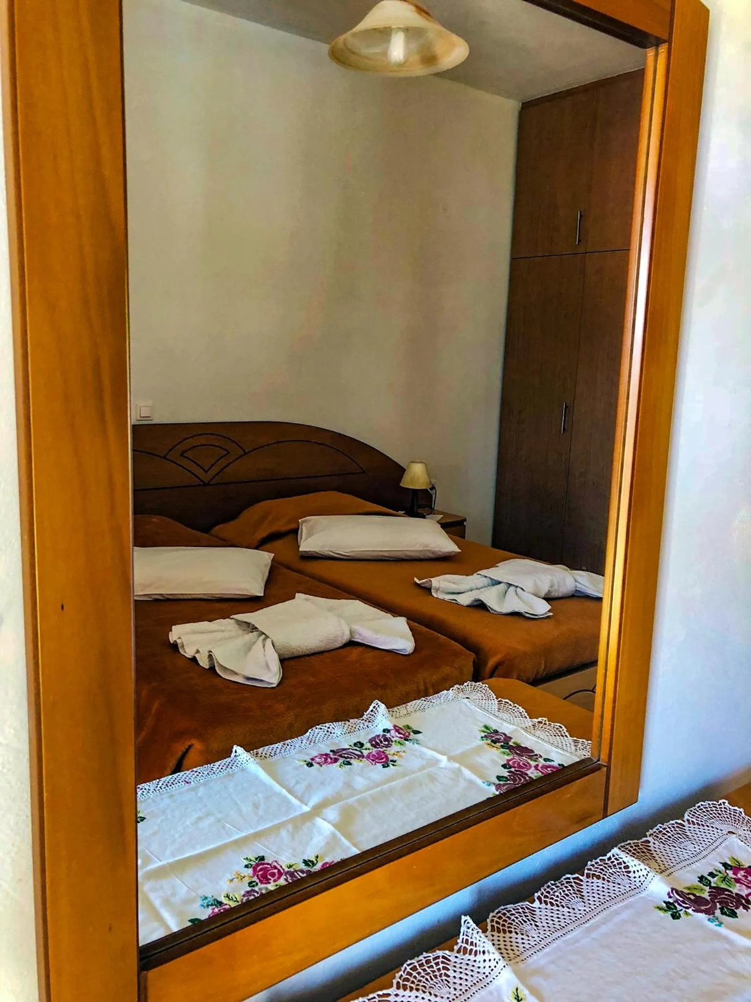 Photo of the whole room, Bed in Tria Adelphia