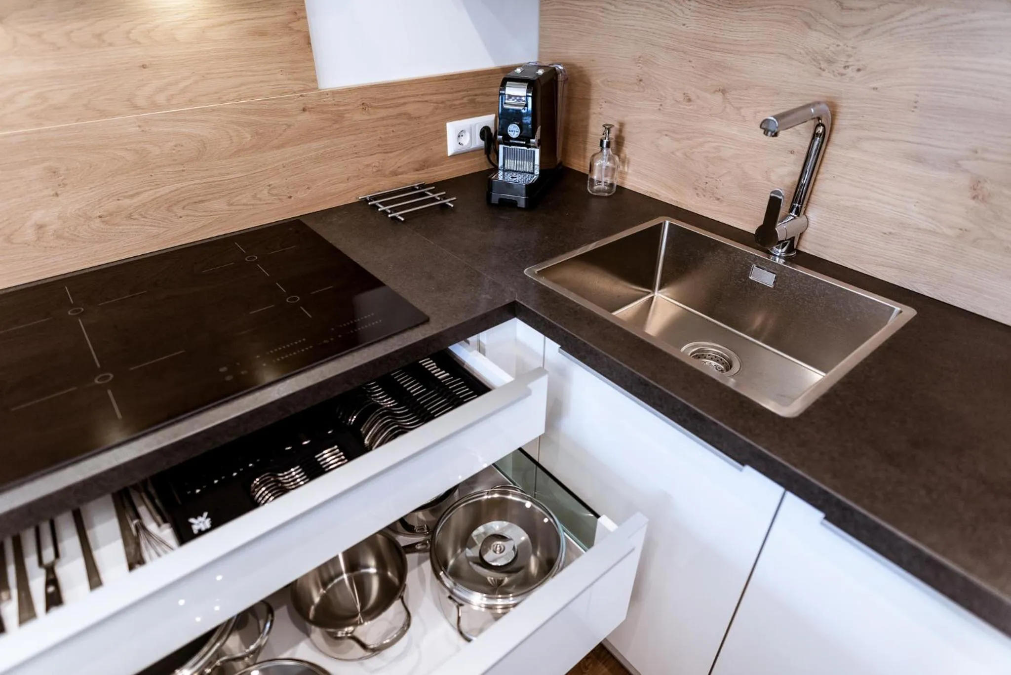 Coffee/tea facilities in MH Living - 11 - Modern Living Dream in Center