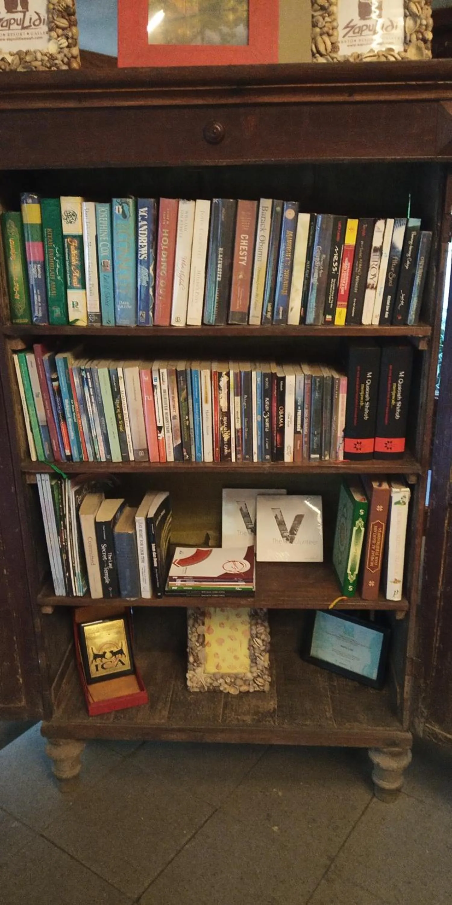 Library in Sapulidi Cafe, Gallery & Resort