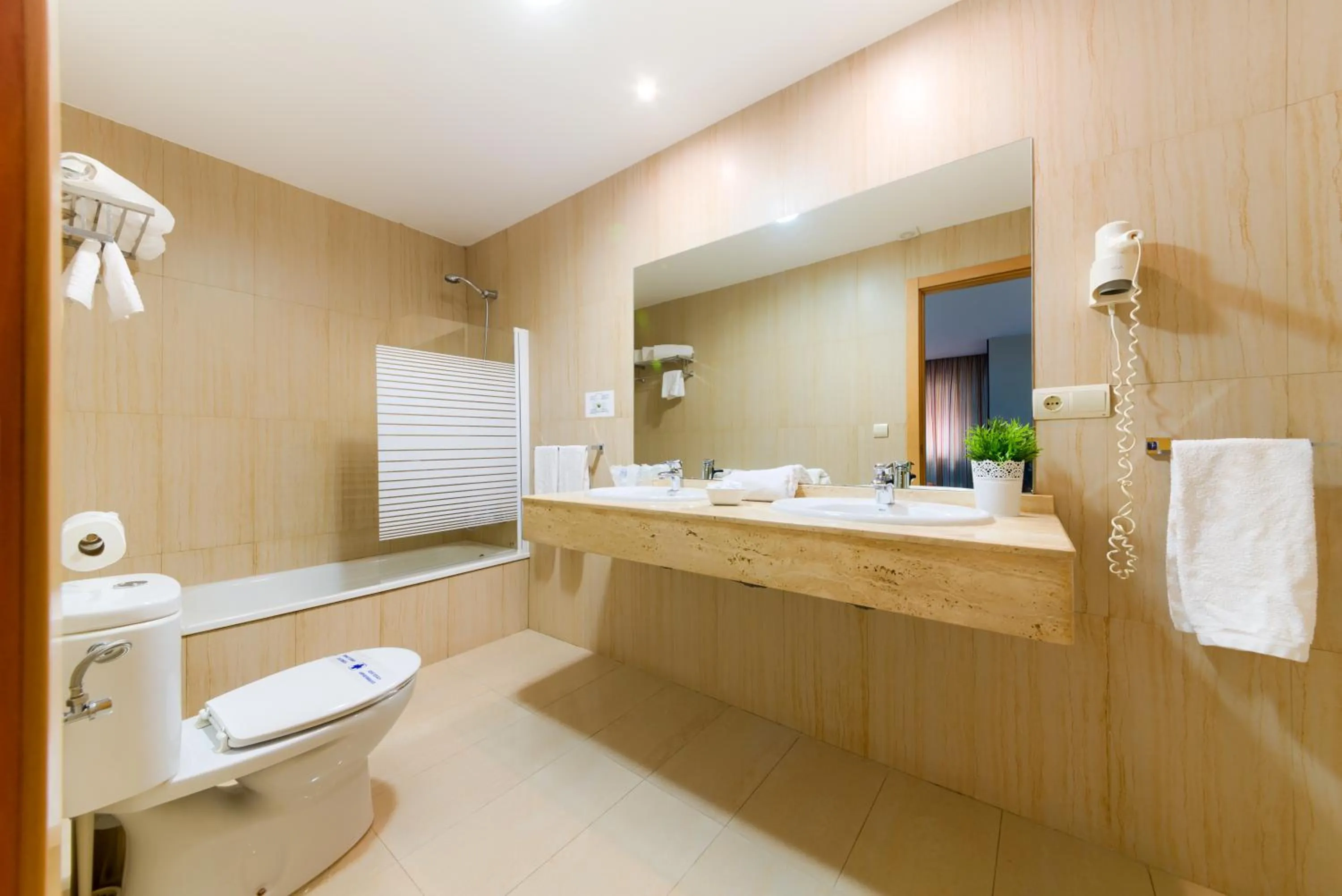 Bathroom in Hotel La Mirada