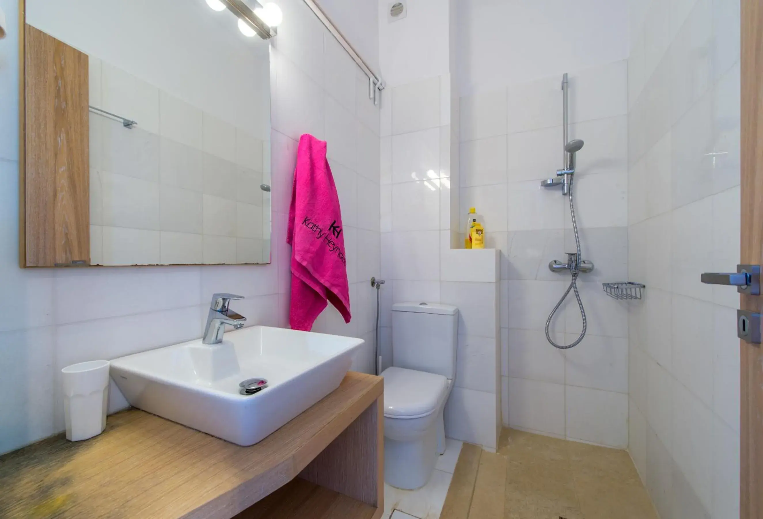 Shower in Krouzeri Beach Apartments Shower in Krouzeri Beach Apartments