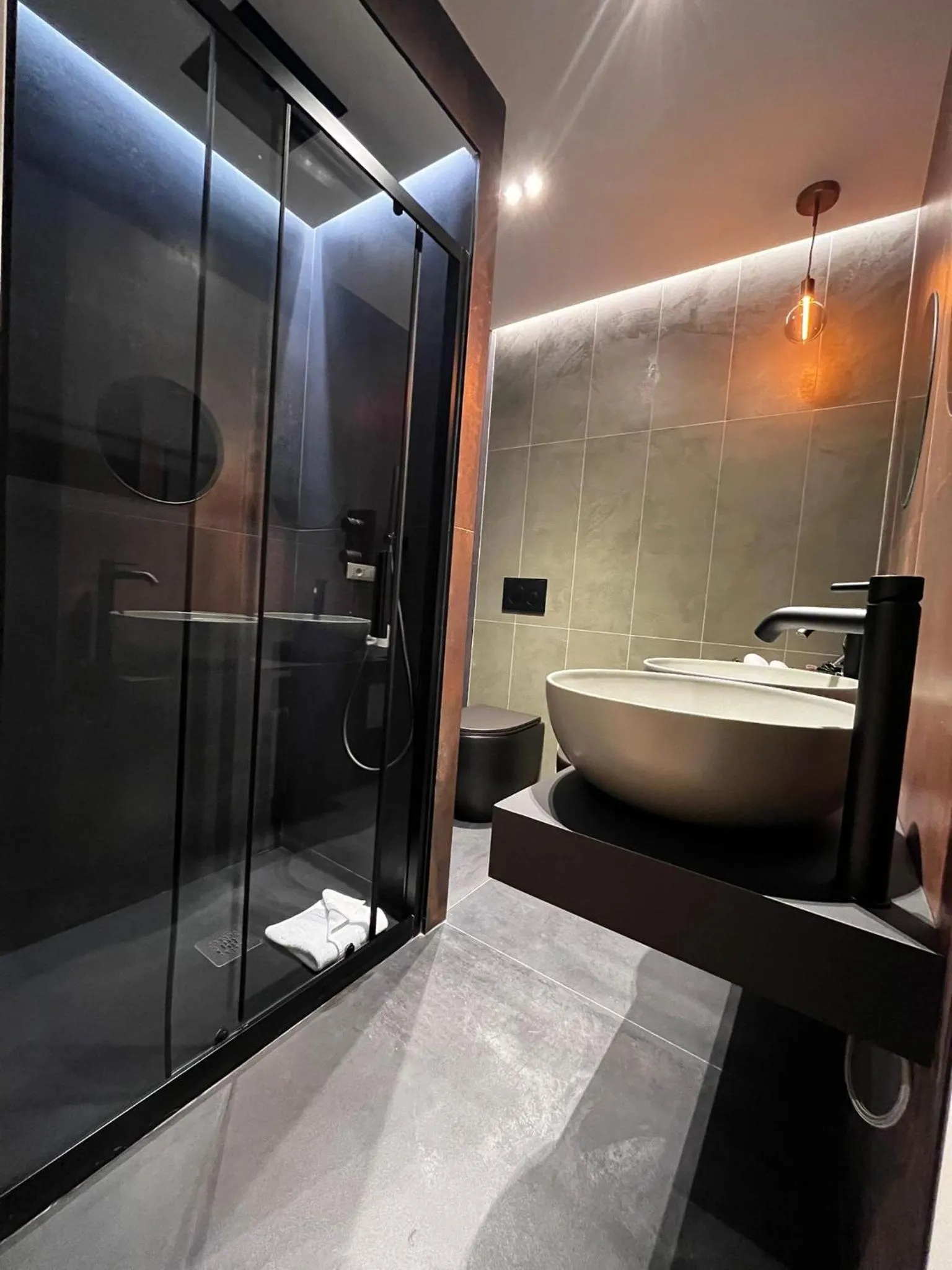 Shower in Adalesia Hotel & Coffee