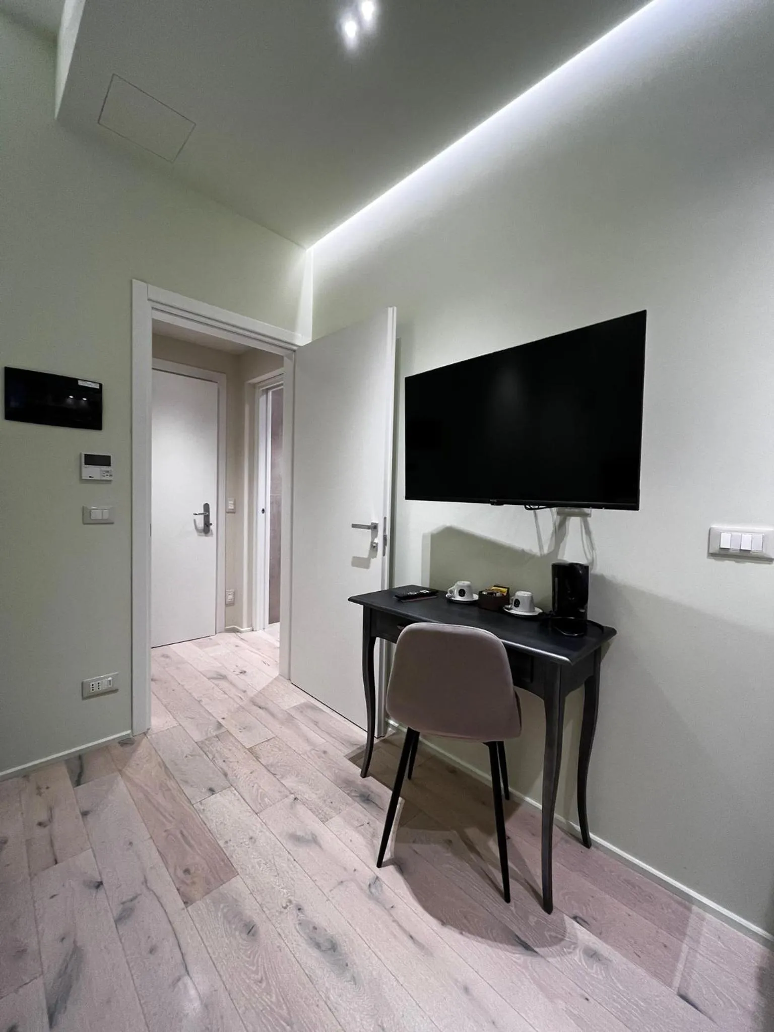 TV and multimedia in Adalesia Hotel & Coffee