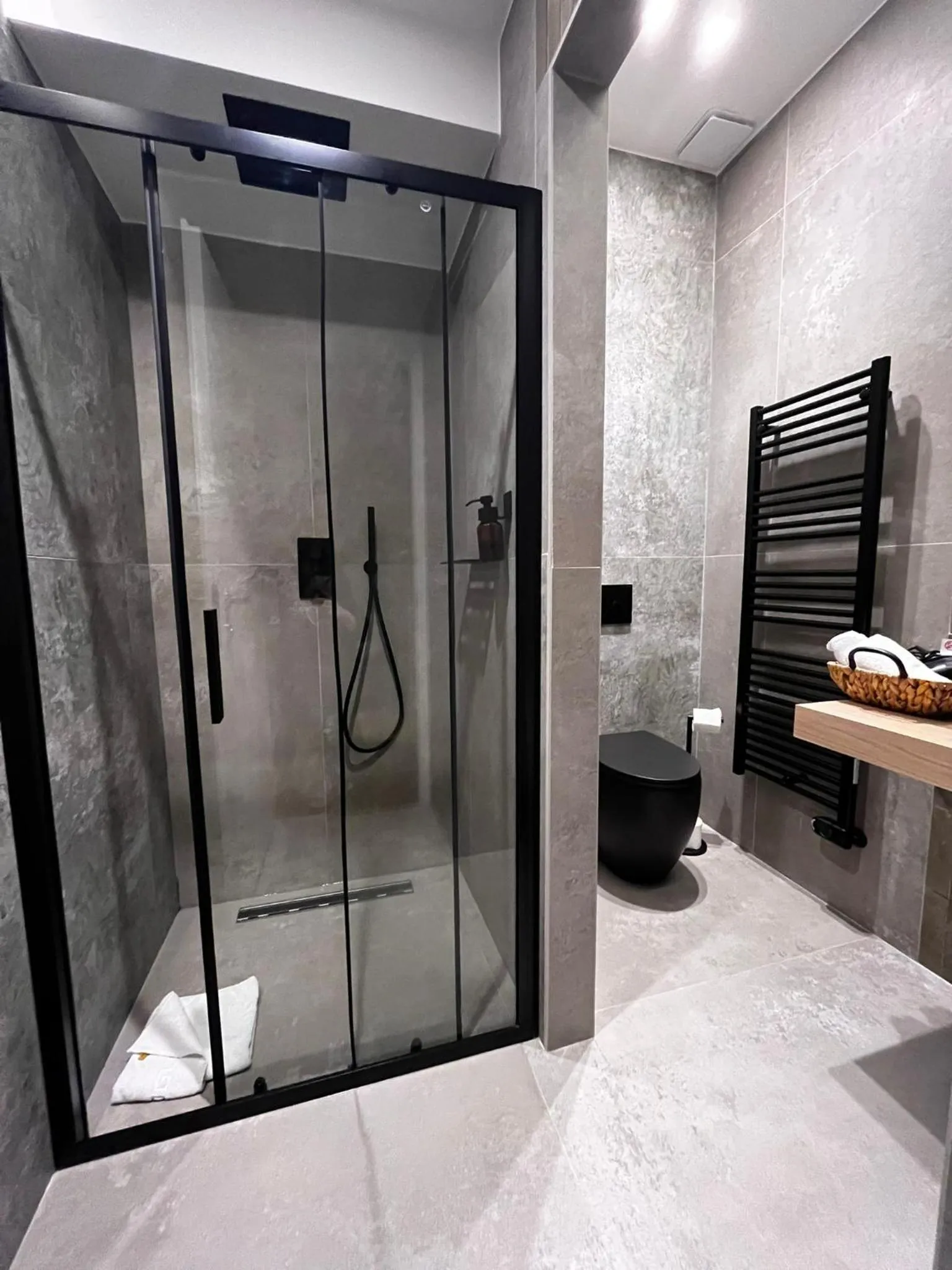 Shower in Adalesia Hotel & Coffee