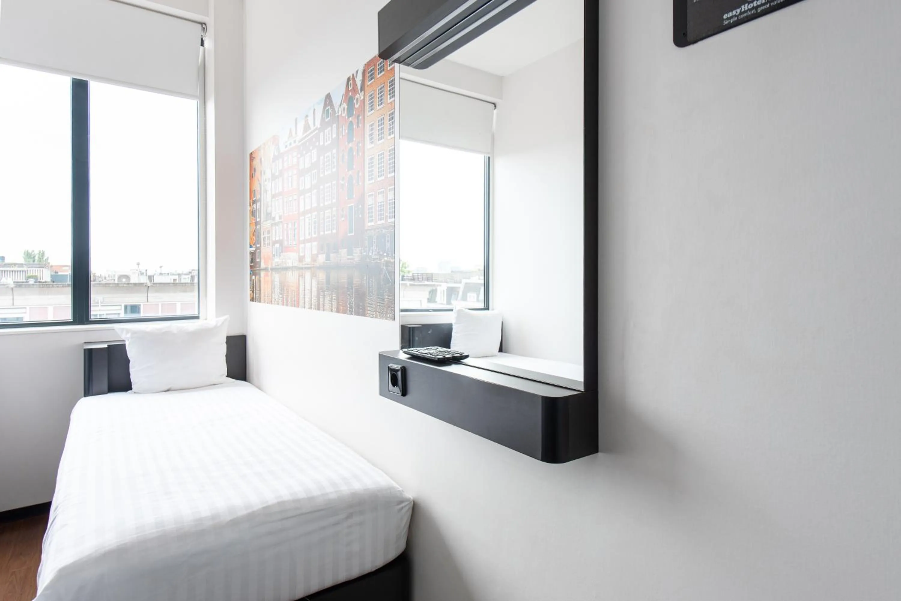 Bedroom, Bed in easyHotel Amsterdam City Centre South