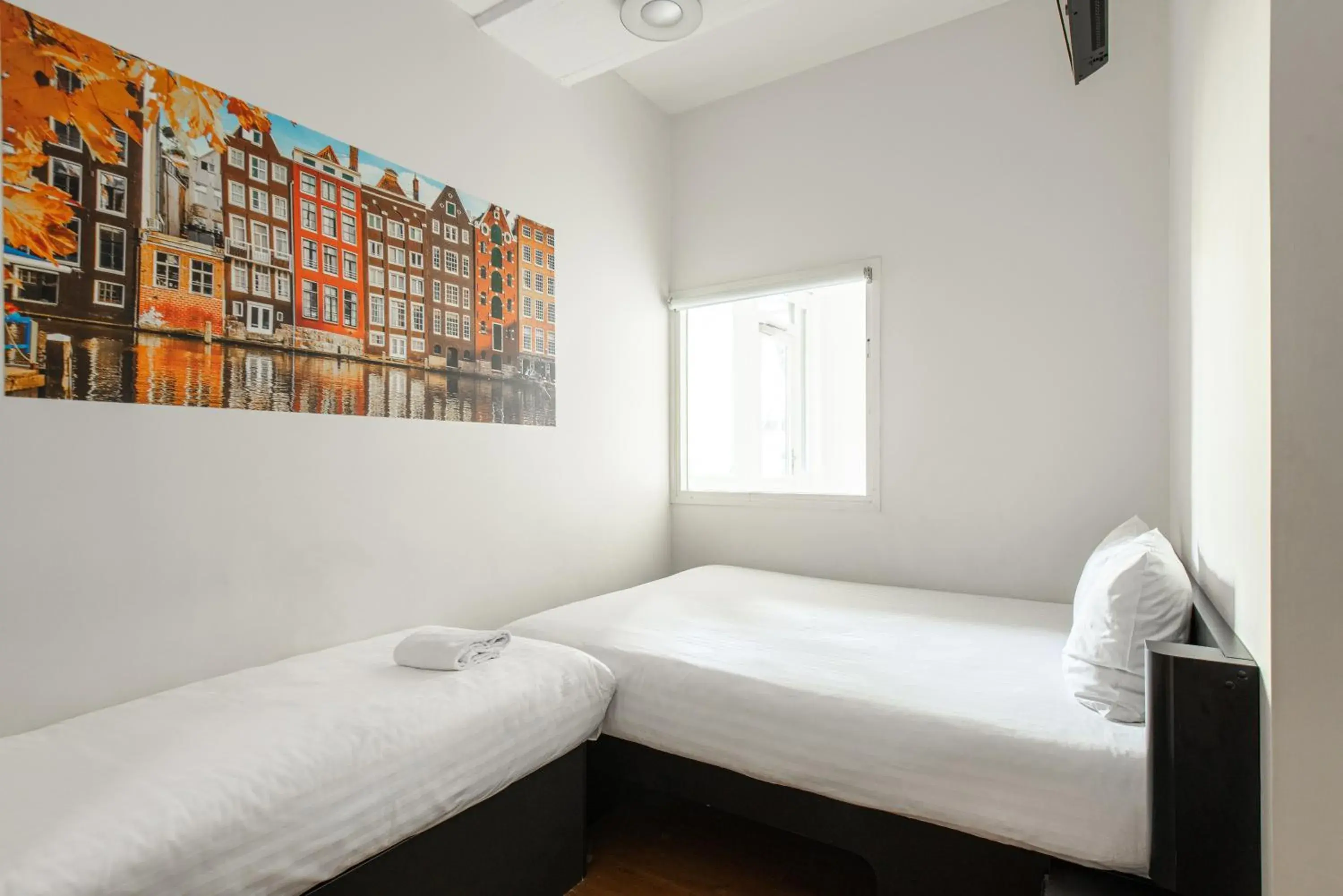 Bedroom, Bed in easyHotel Amsterdam City Centre South Bedroom, Bed in easyHotel Amsterdam City Centre South