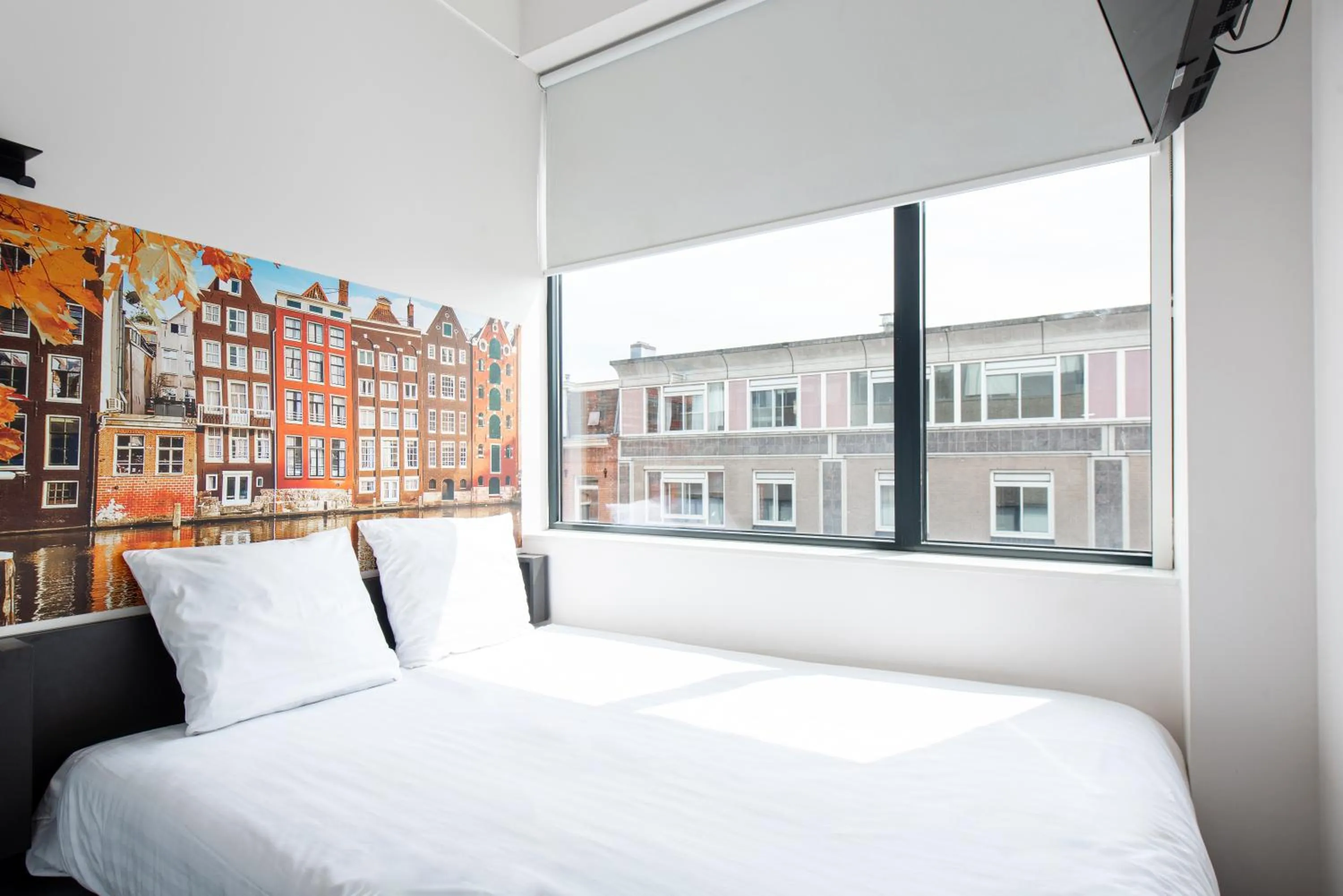 Bedroom, Bed in easyHotel Amsterdam City Centre South