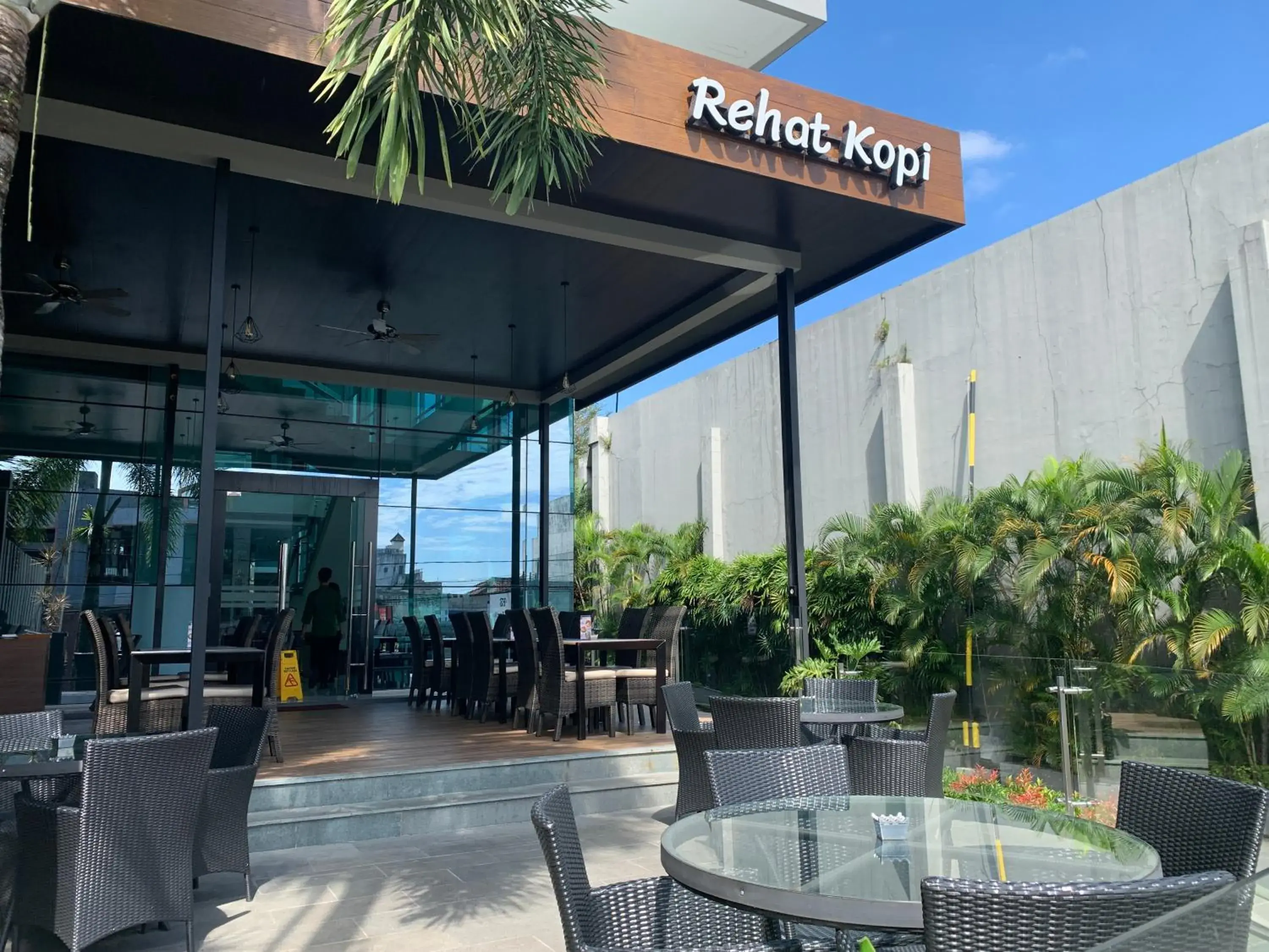 Lounge or bar in Hotel Santika Tasikmalaya Lounge or bar in Hotel Santika Tasikmalaya