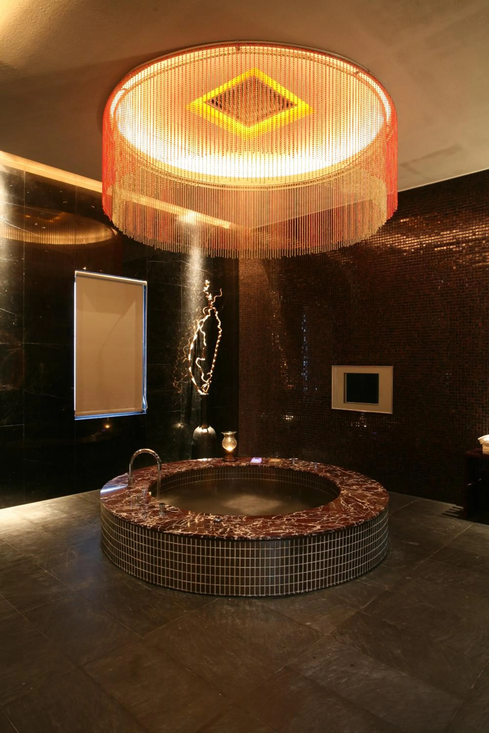 Bath in Chateau Boutique Motel