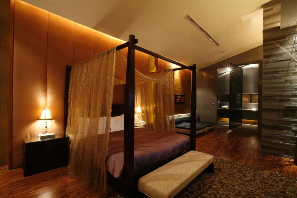 bunk bed, Bed in Chateau Boutique Motel