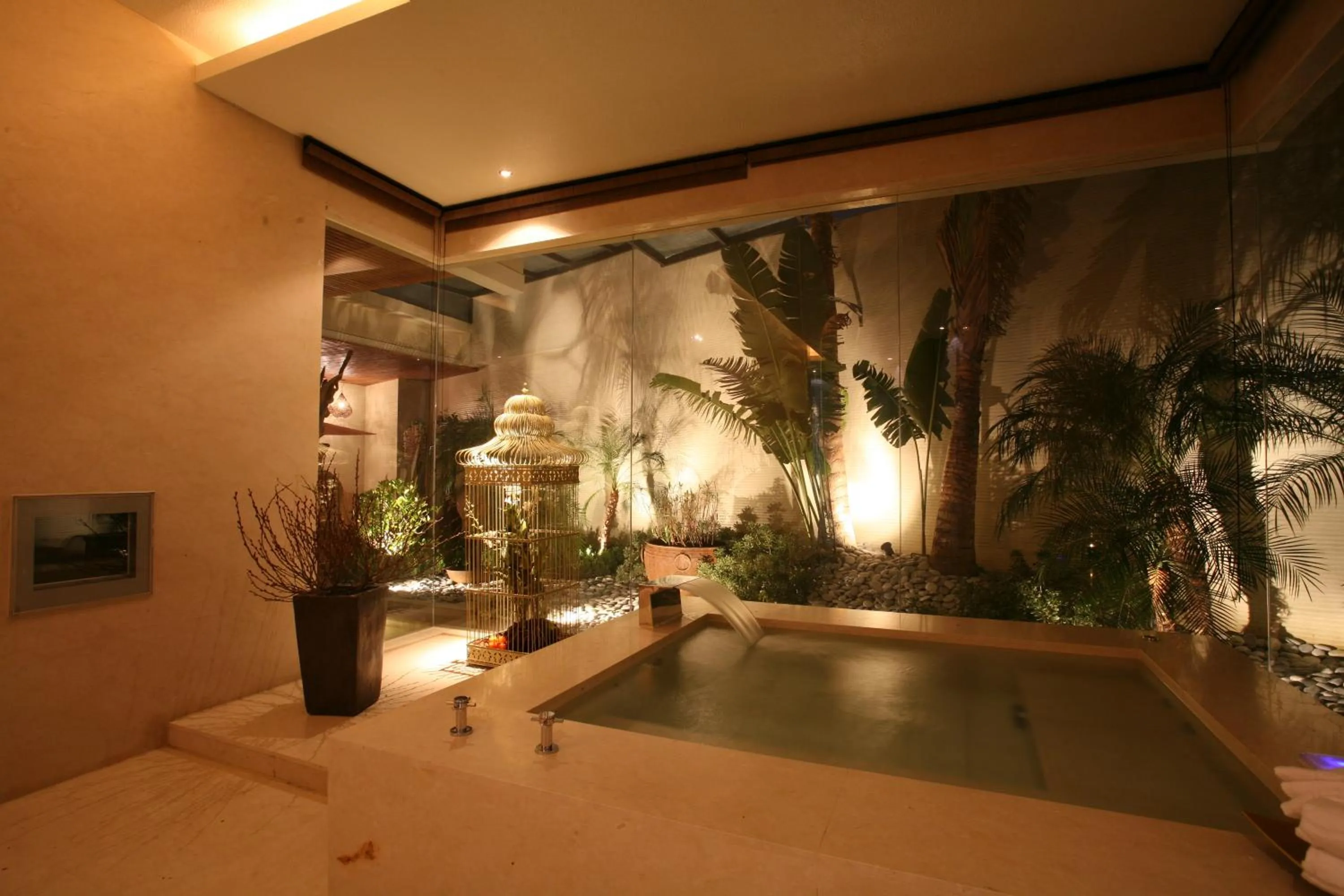 Bath in Chateau Boutique Motel