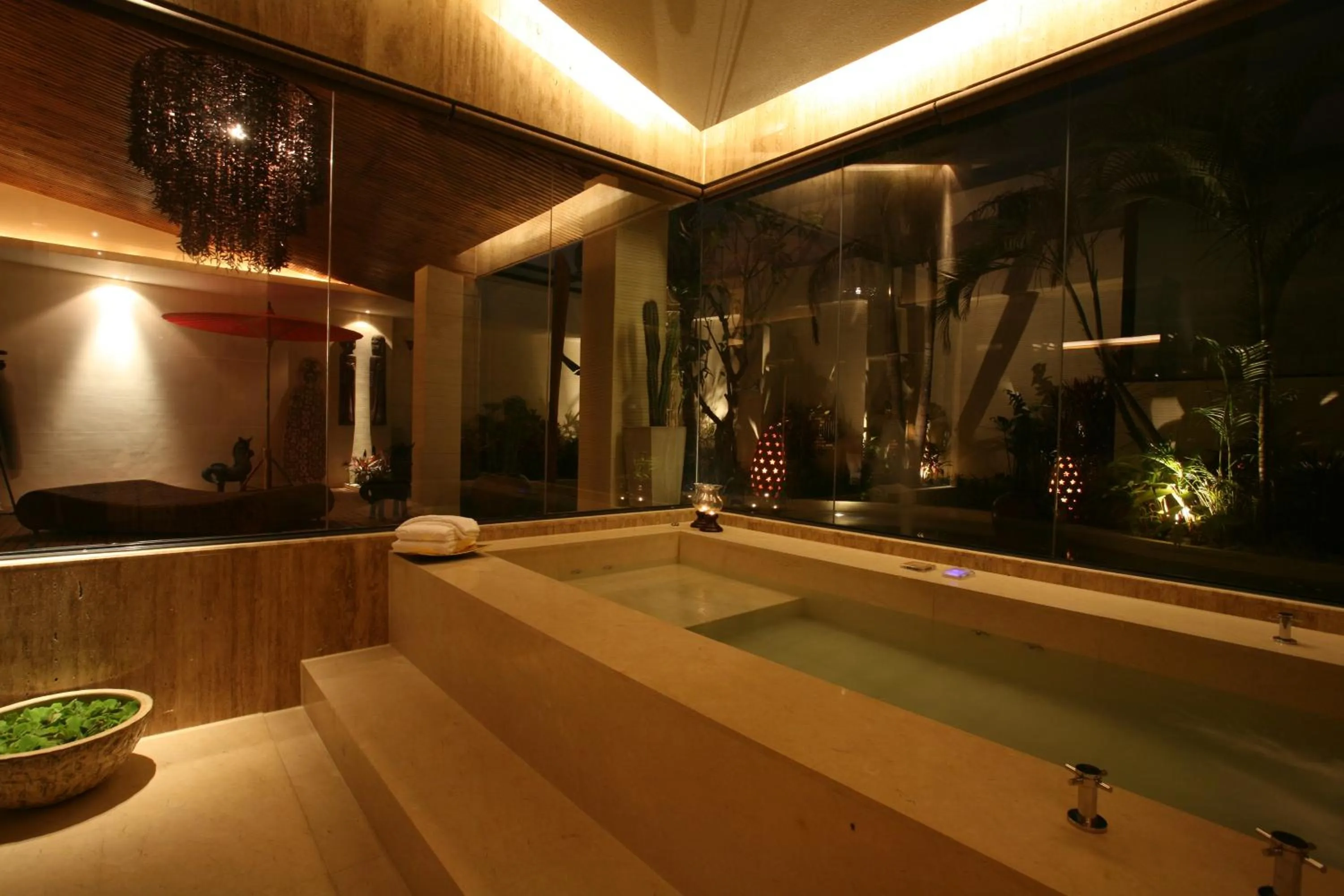 Bath in Chateau Boutique Motel