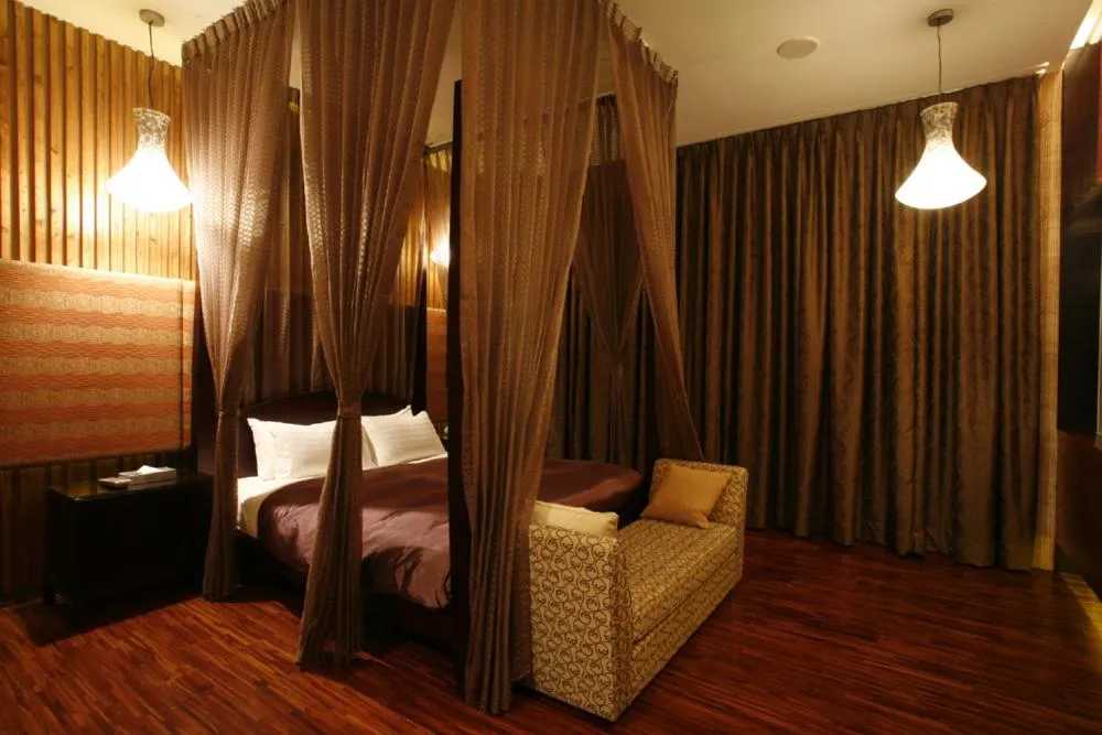 bunk bed, Bed in Chateau Boutique Motel