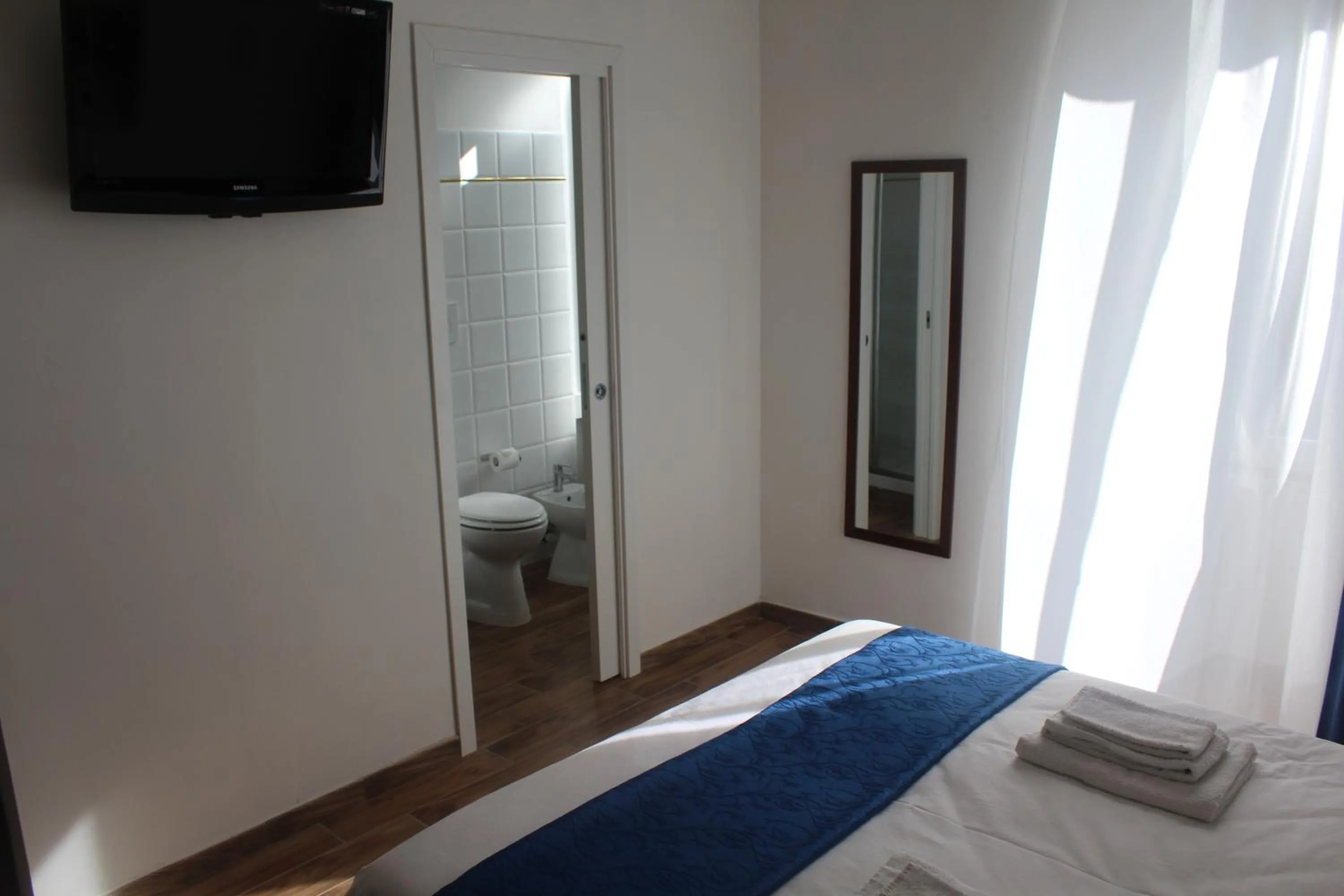 Shower, Bed in Roma My Home B&B