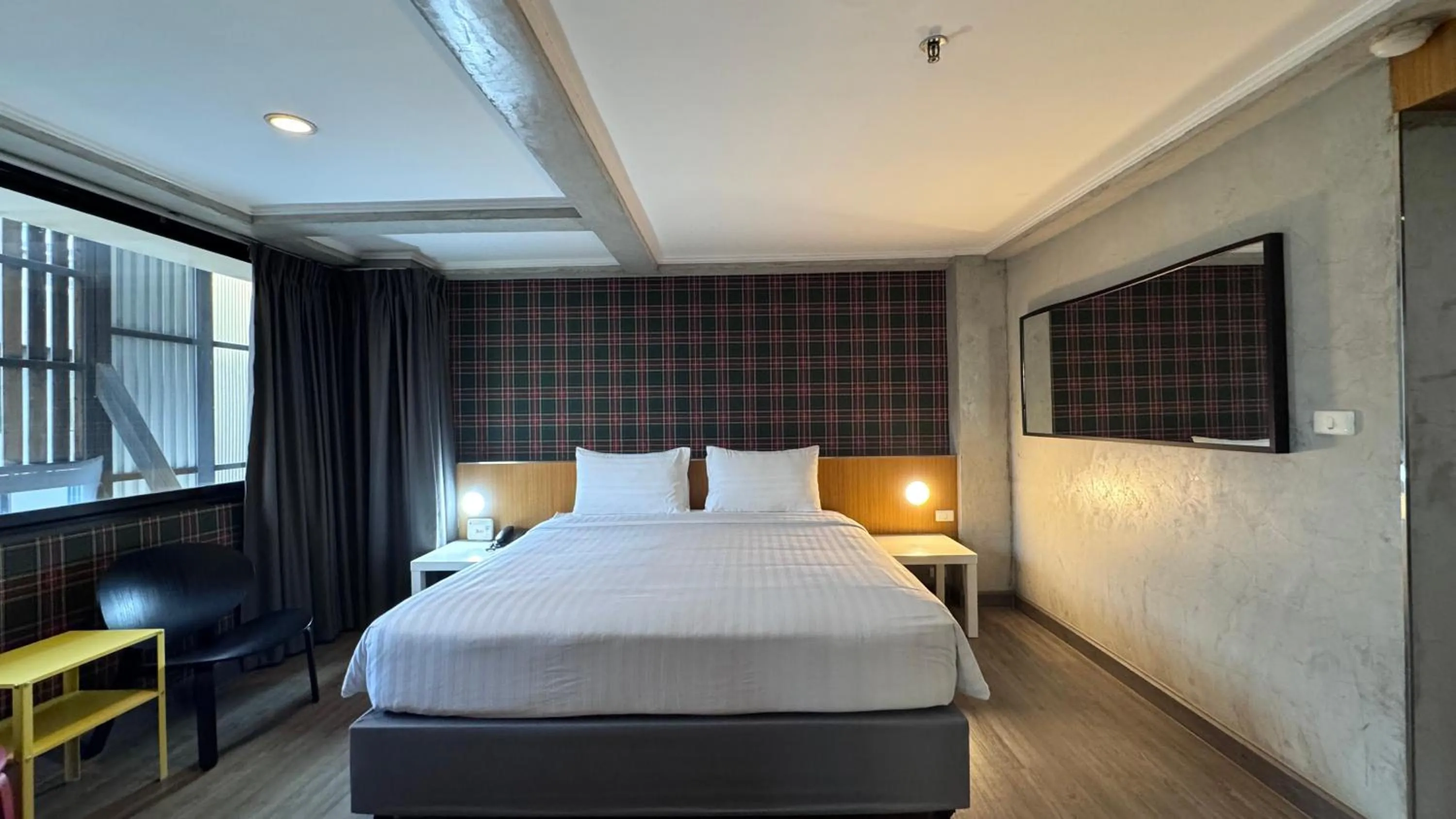 Bed in White Palace Bangkok