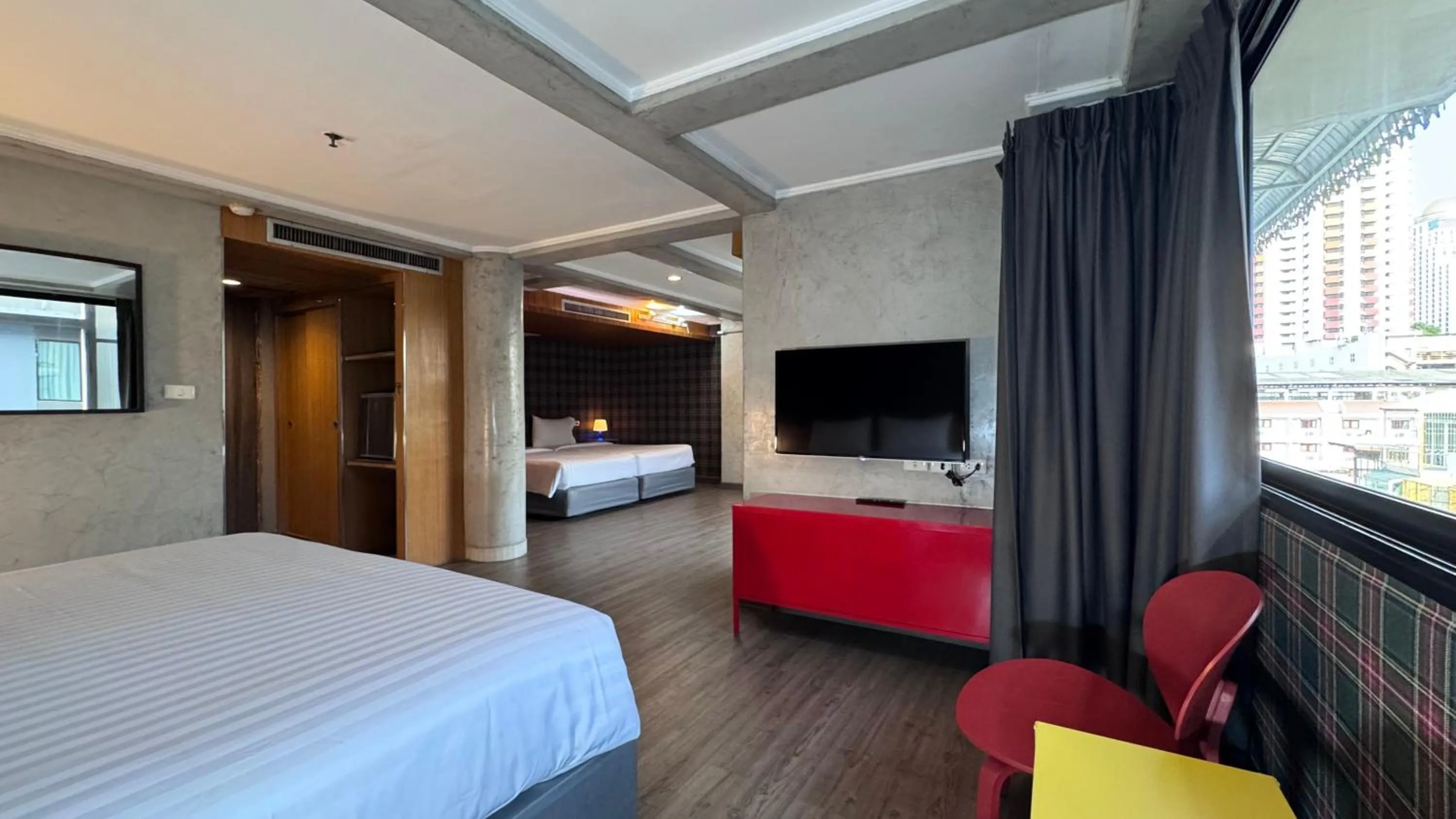 Family, Bed in White Palace Bangkok