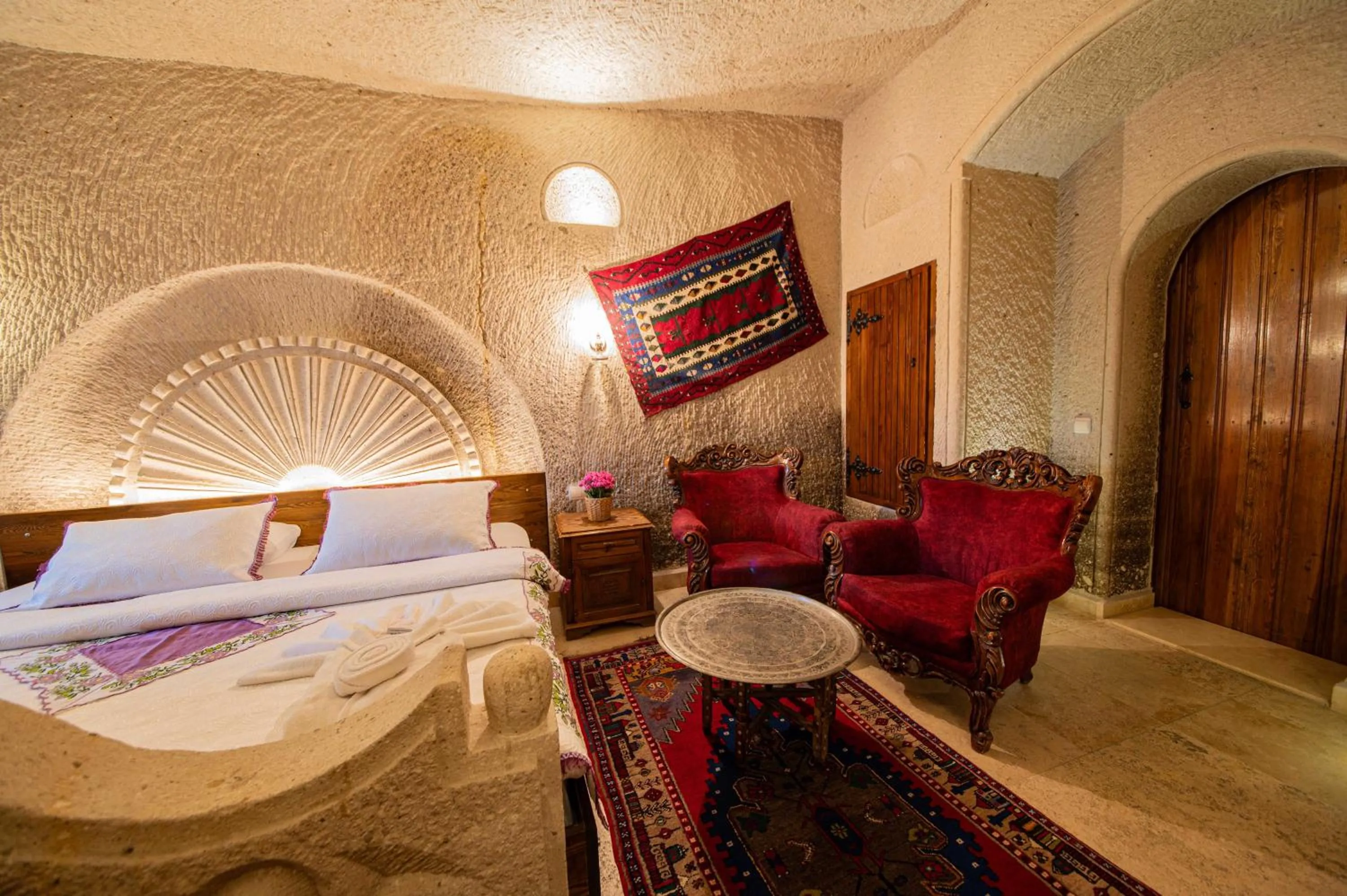 Seating area, Bed in Safran Cave Hotel