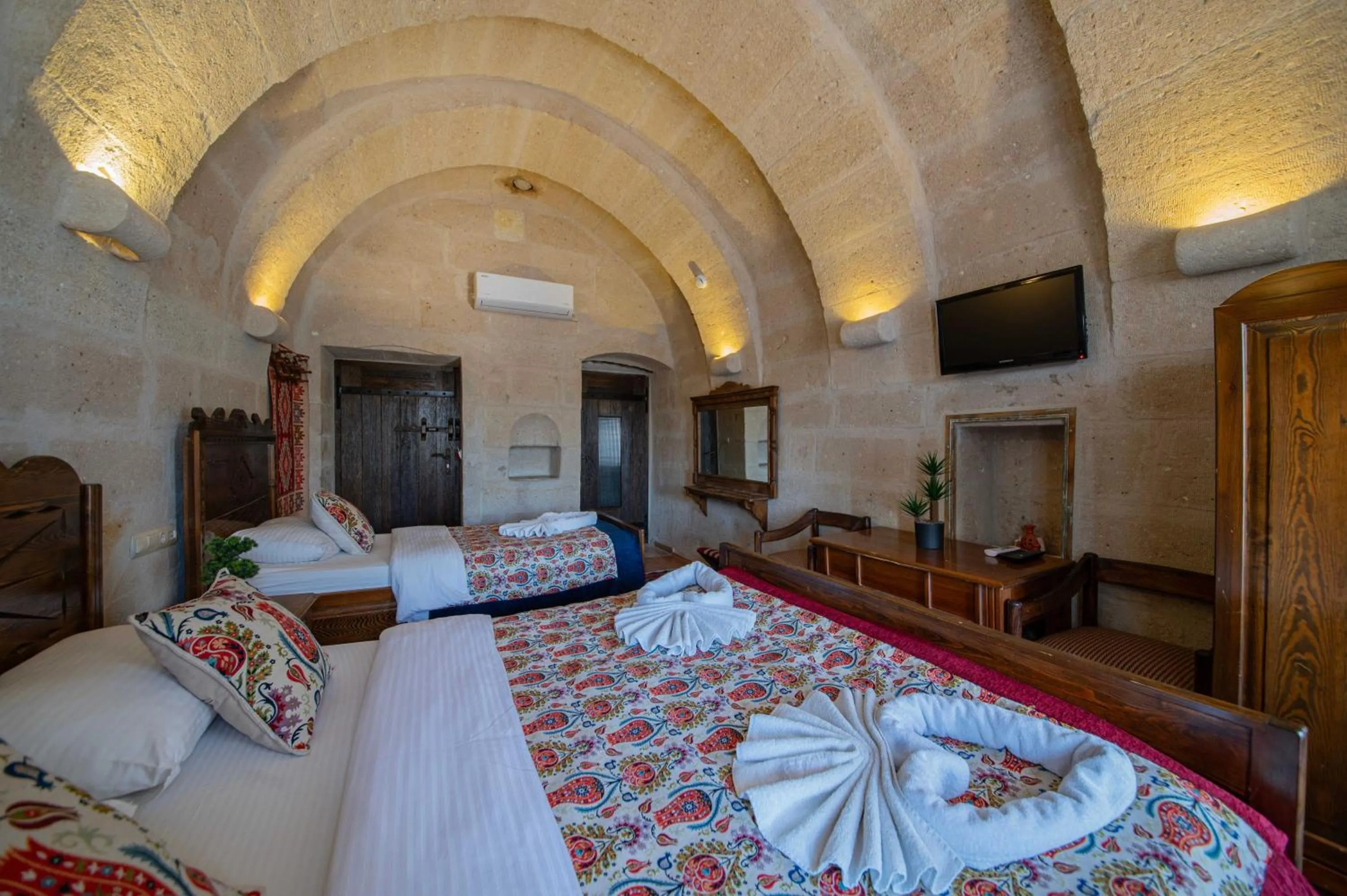 Photo of the whole room, Bed in Safran Cave Hotel