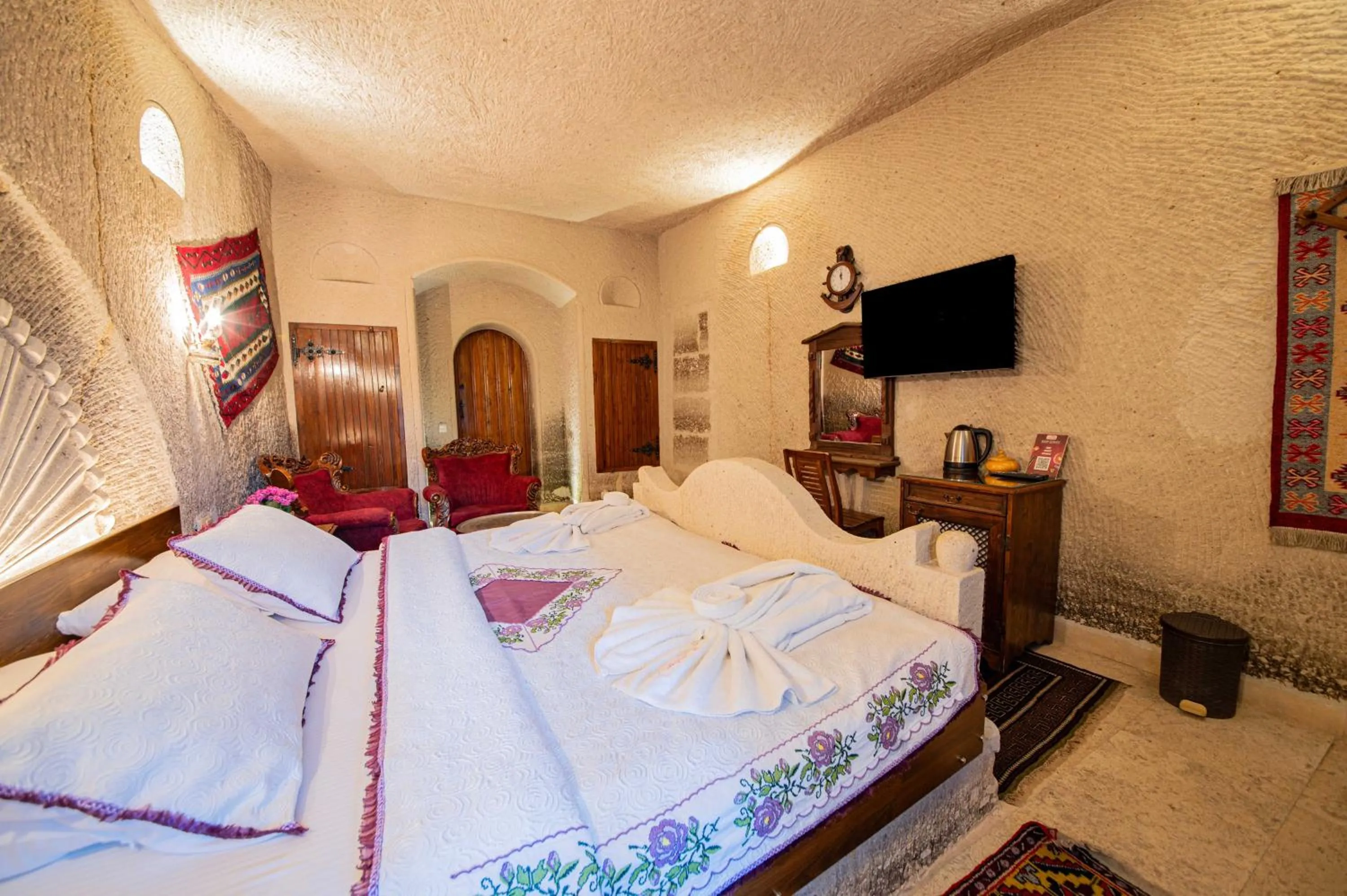 Photo of the whole room, Bed in Safran Cave Hotel
