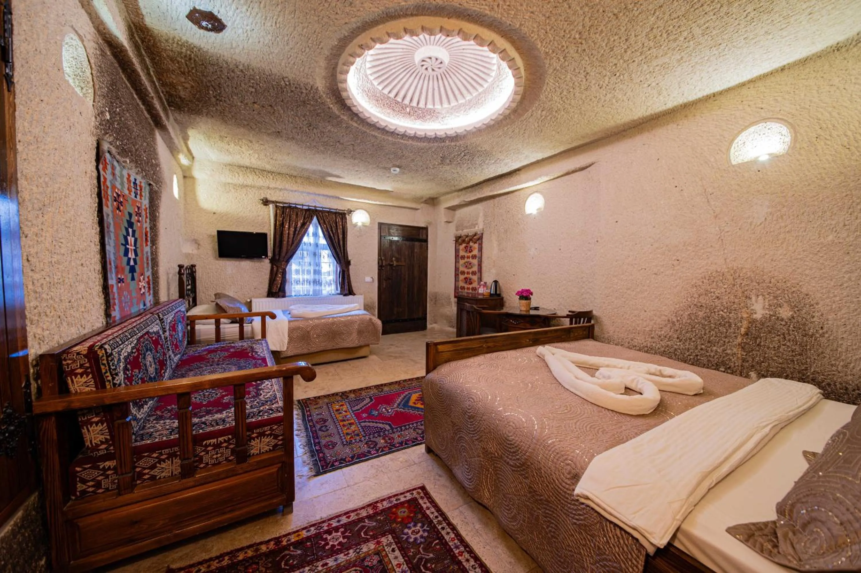 Photo of the whole room, Bed in Safran Cave Hotel