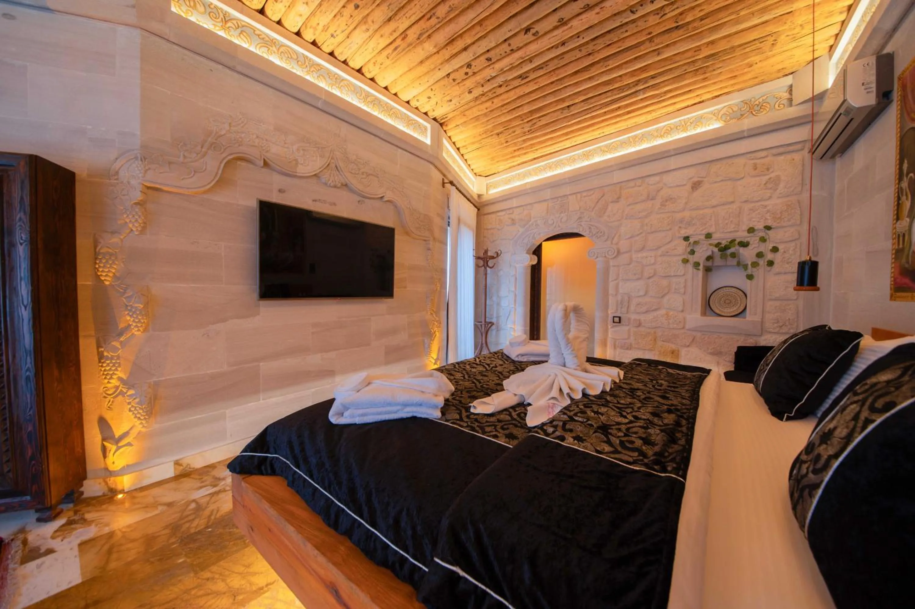 Photo of the whole room, Bed in Safran Cave Hotel