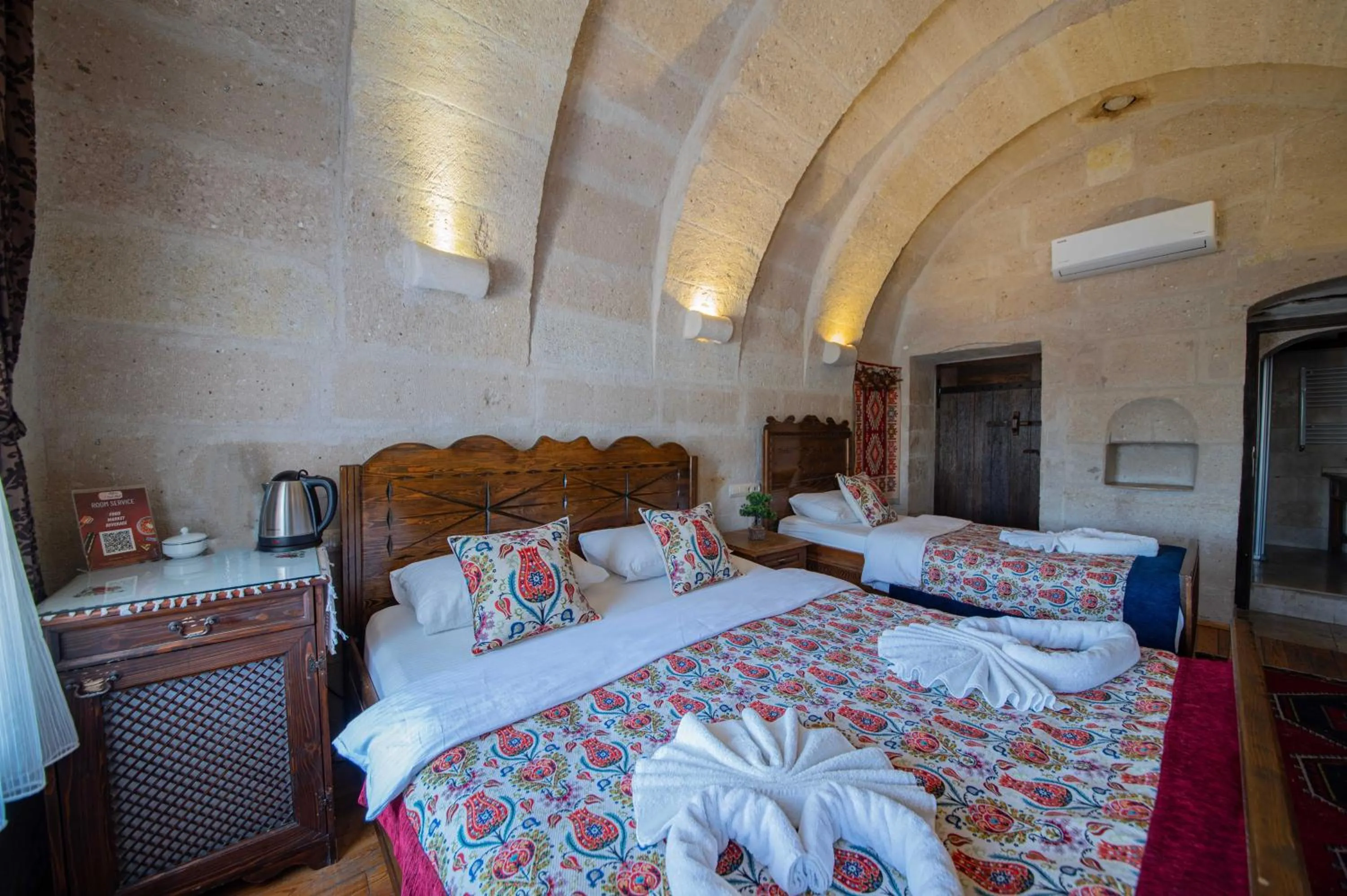 Photo of the whole room, Bed in Safran Cave Hotel