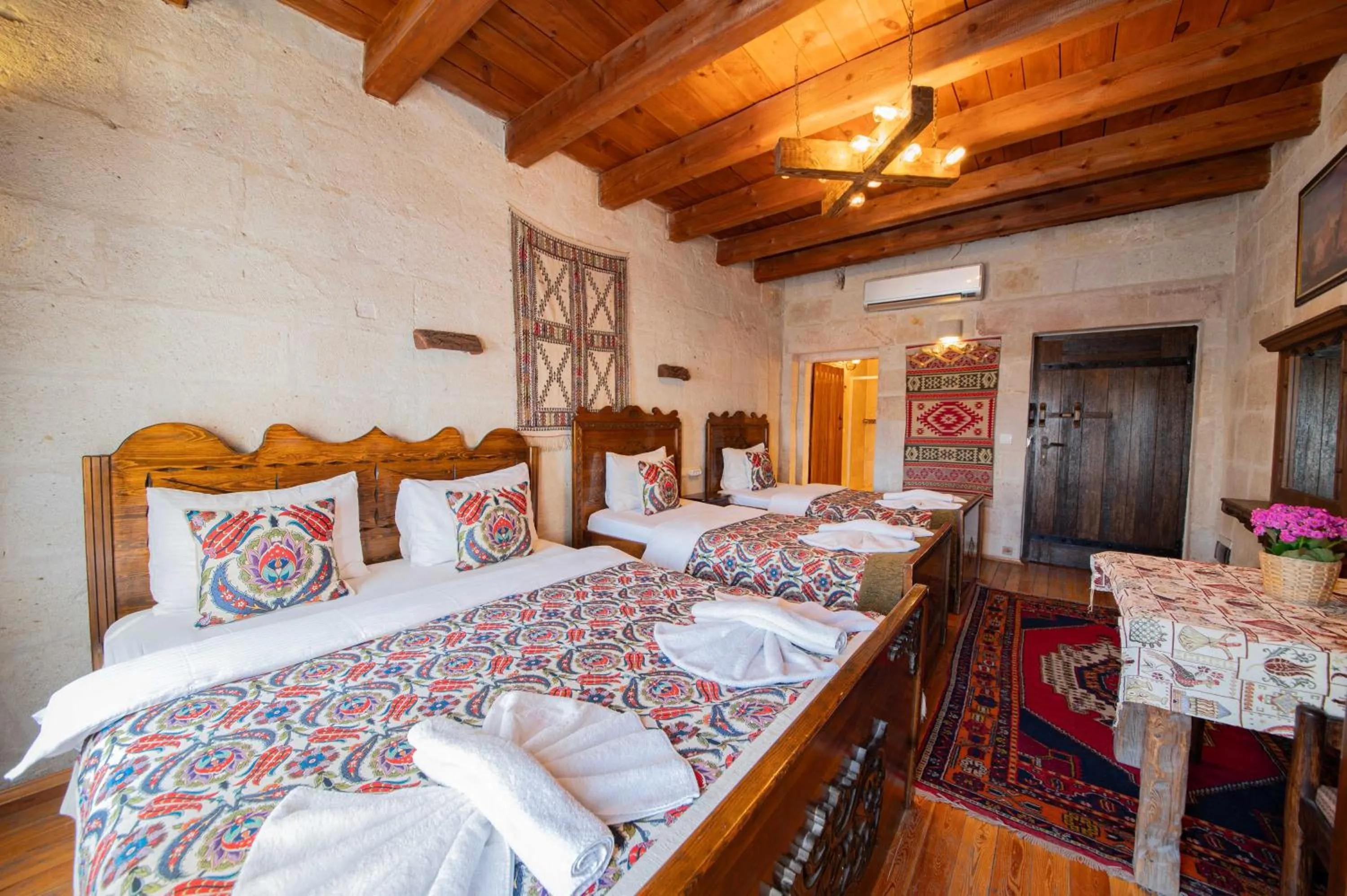 Photo of the whole room, Bed in Safran Cave Hotel