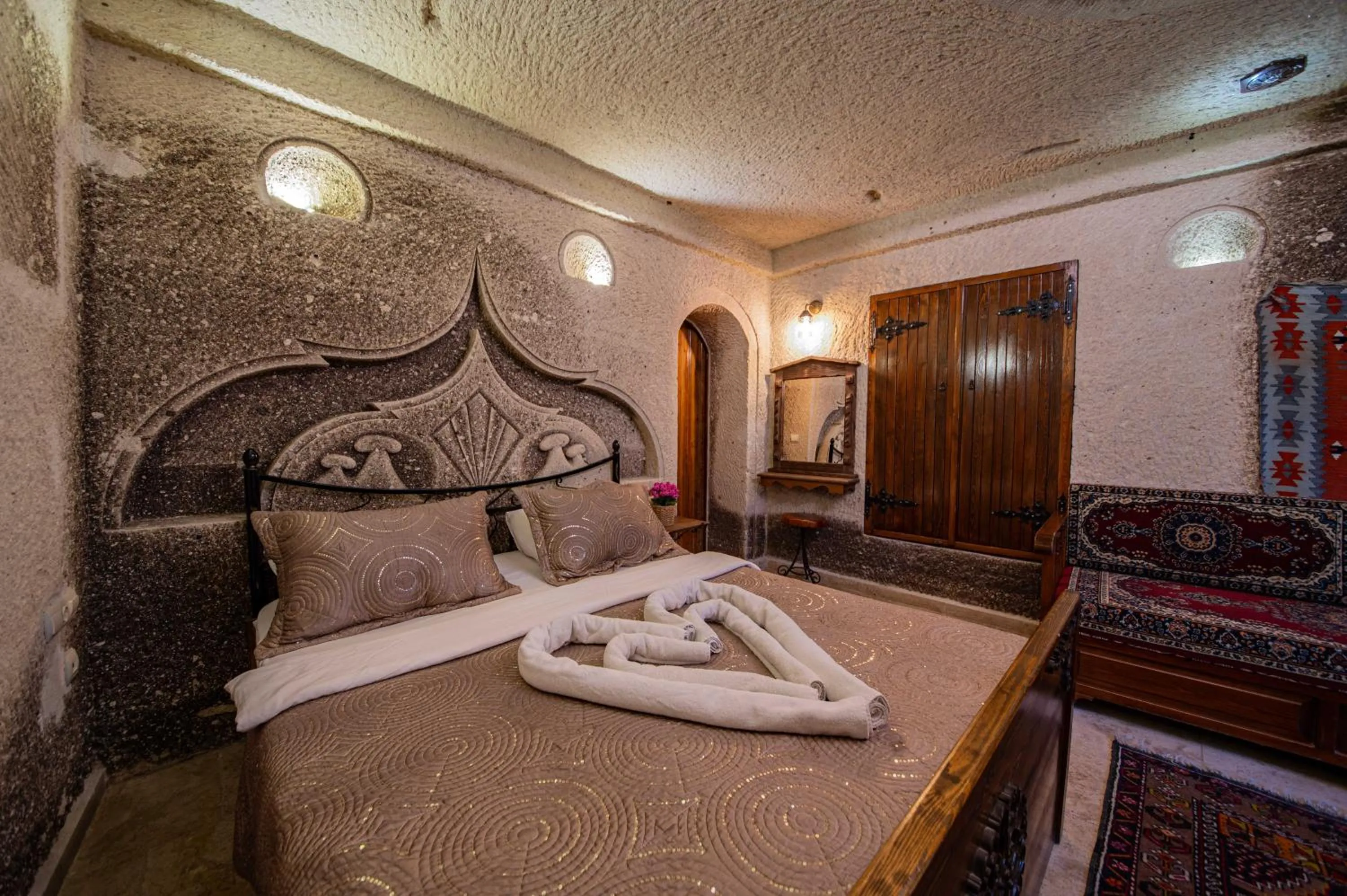 Photo of the whole room, Bed in Safran Cave Hotel