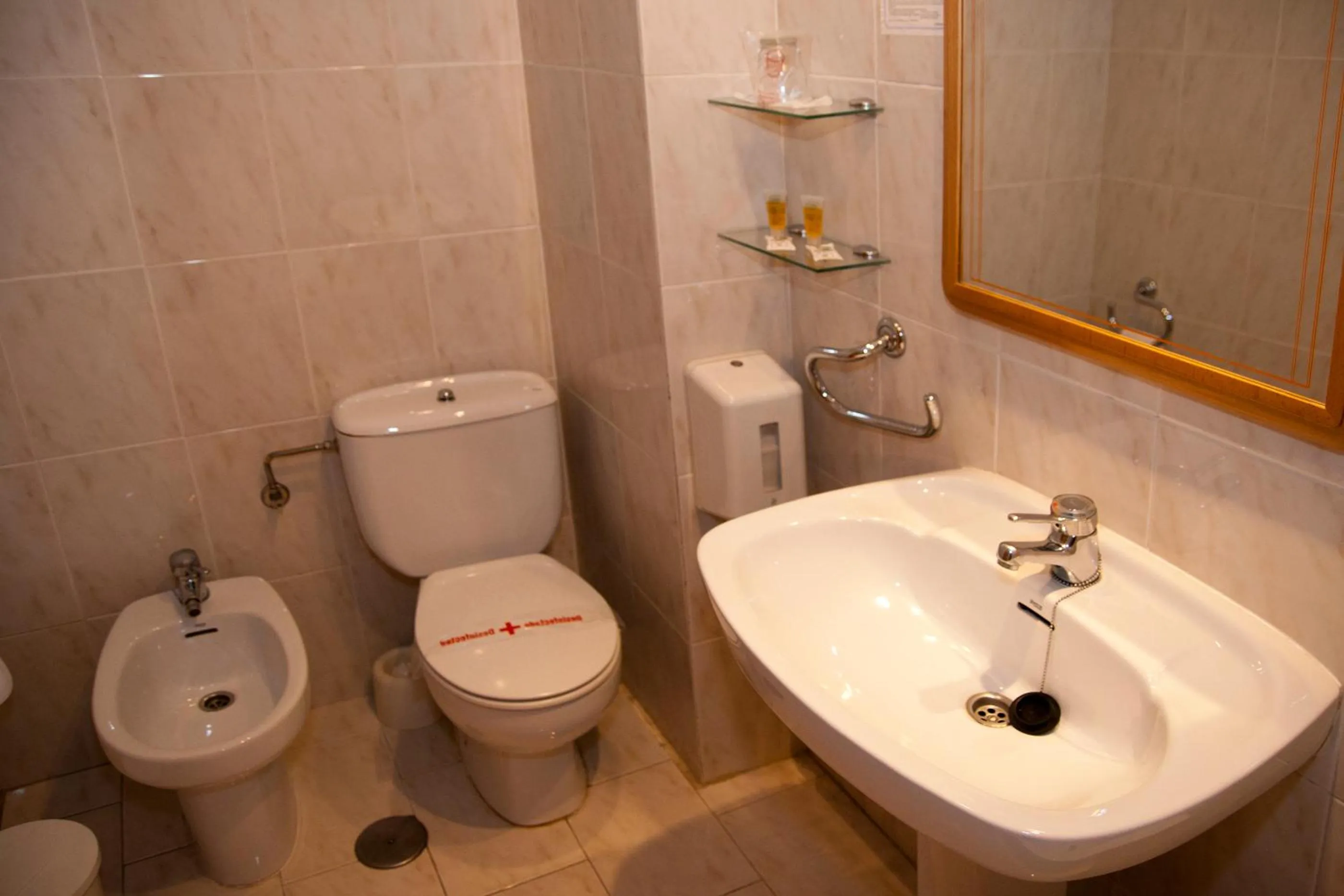 Toilet in Hotel Prado Real