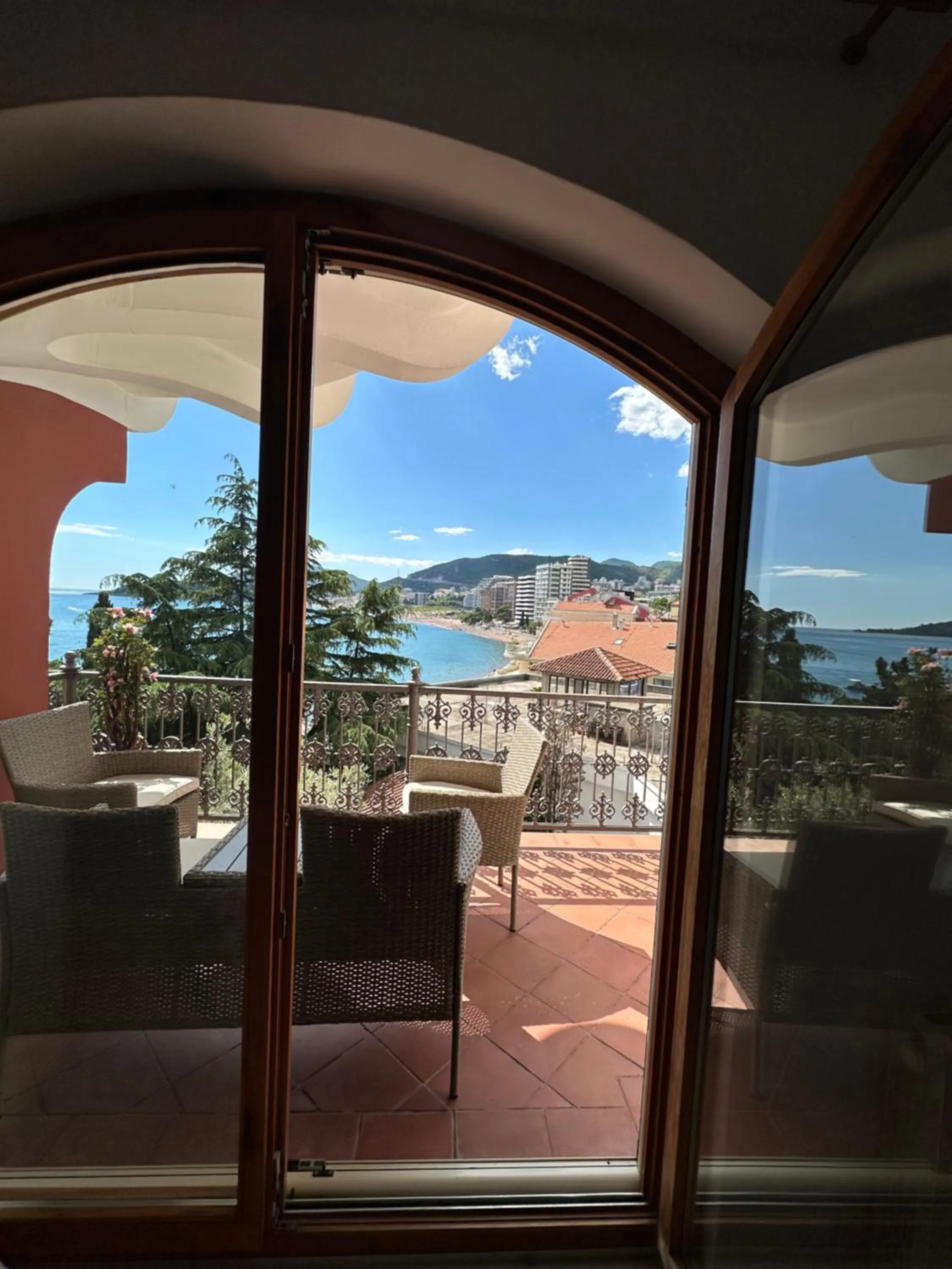 Three-Bedroom Apartment with Terrace and Sea View in Meridian Hotel