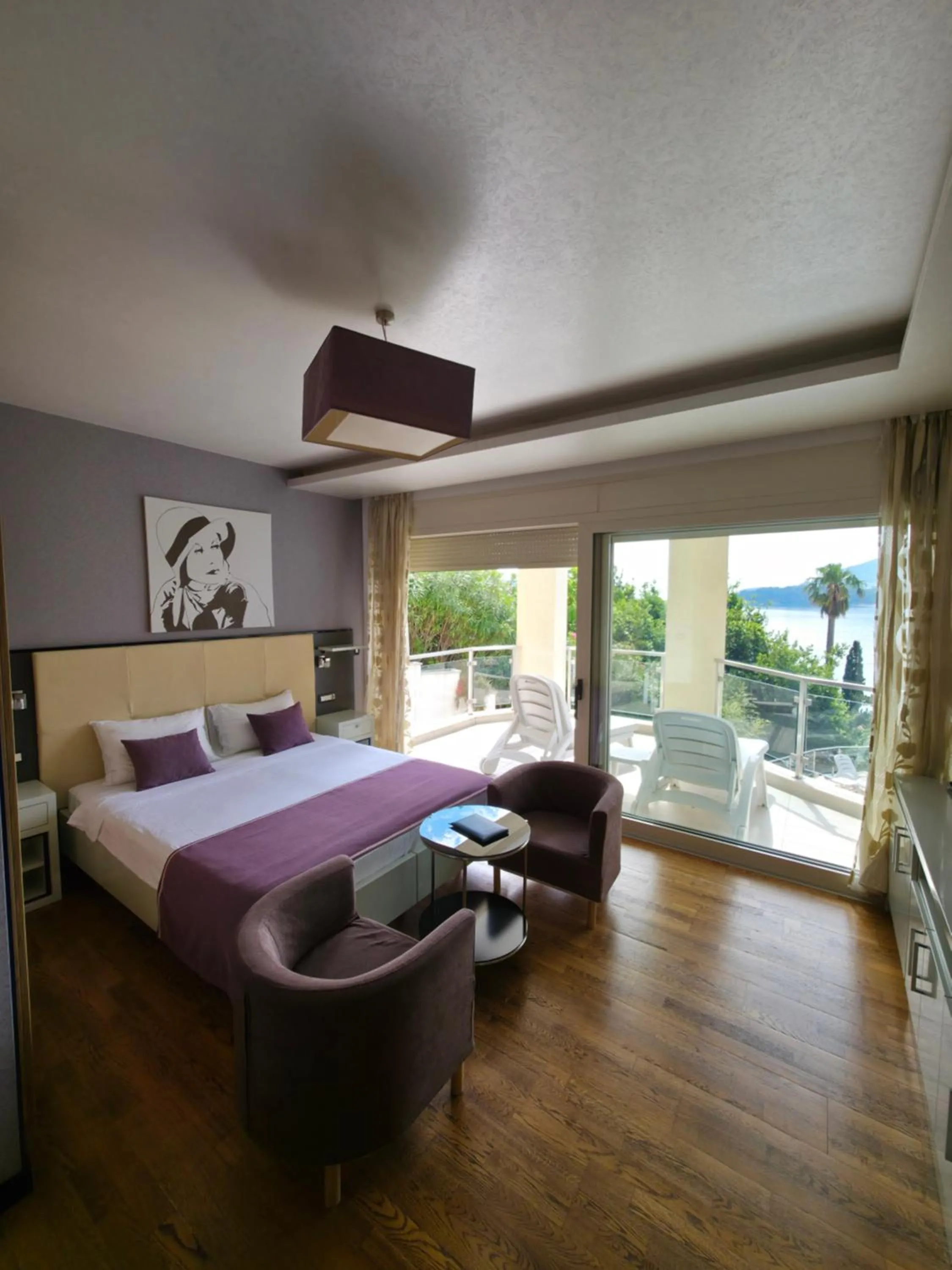 Balcony/Terrace, Bed in Meridian Hotel