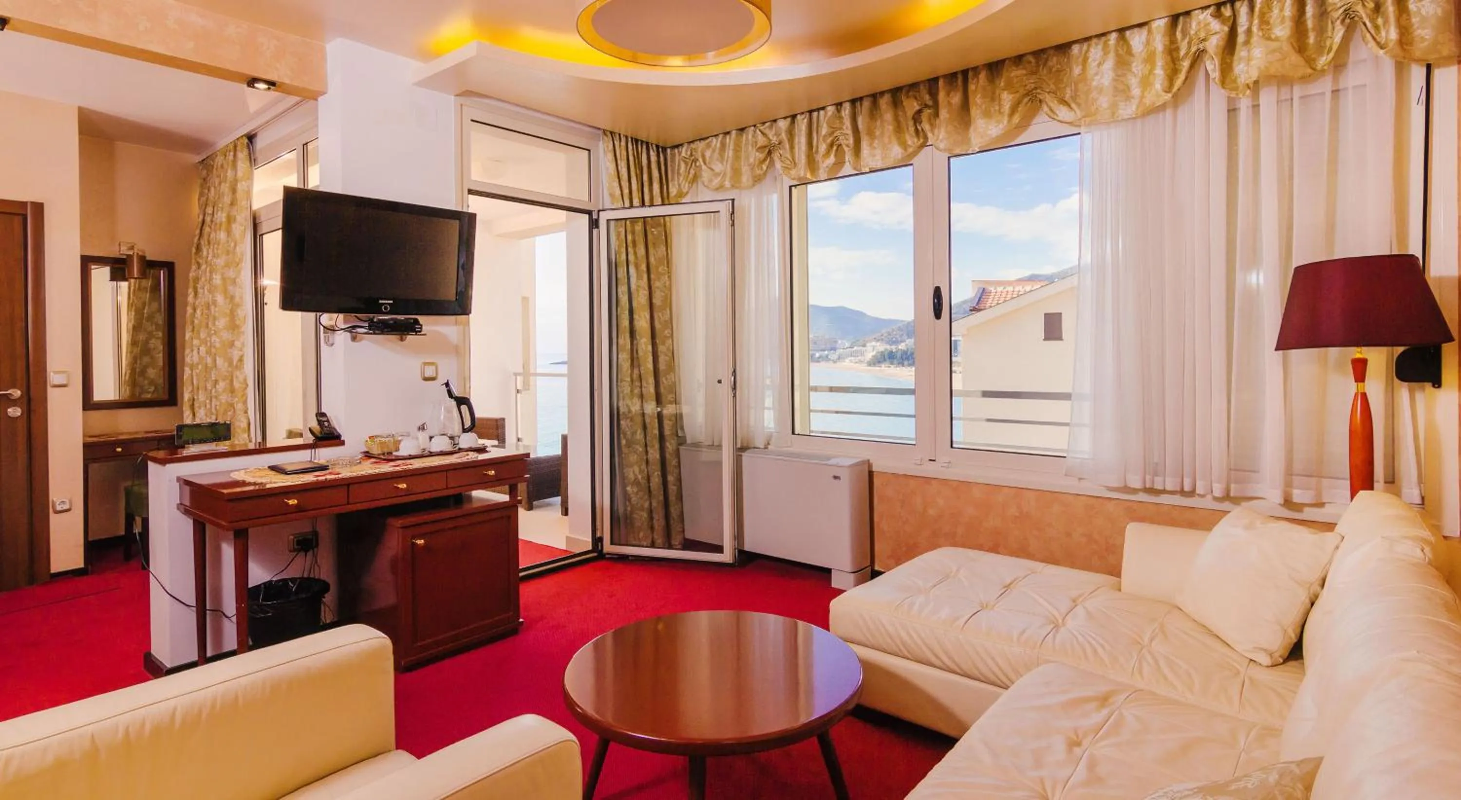 Family Room with Terrace and Sea View in Meridian Hotel