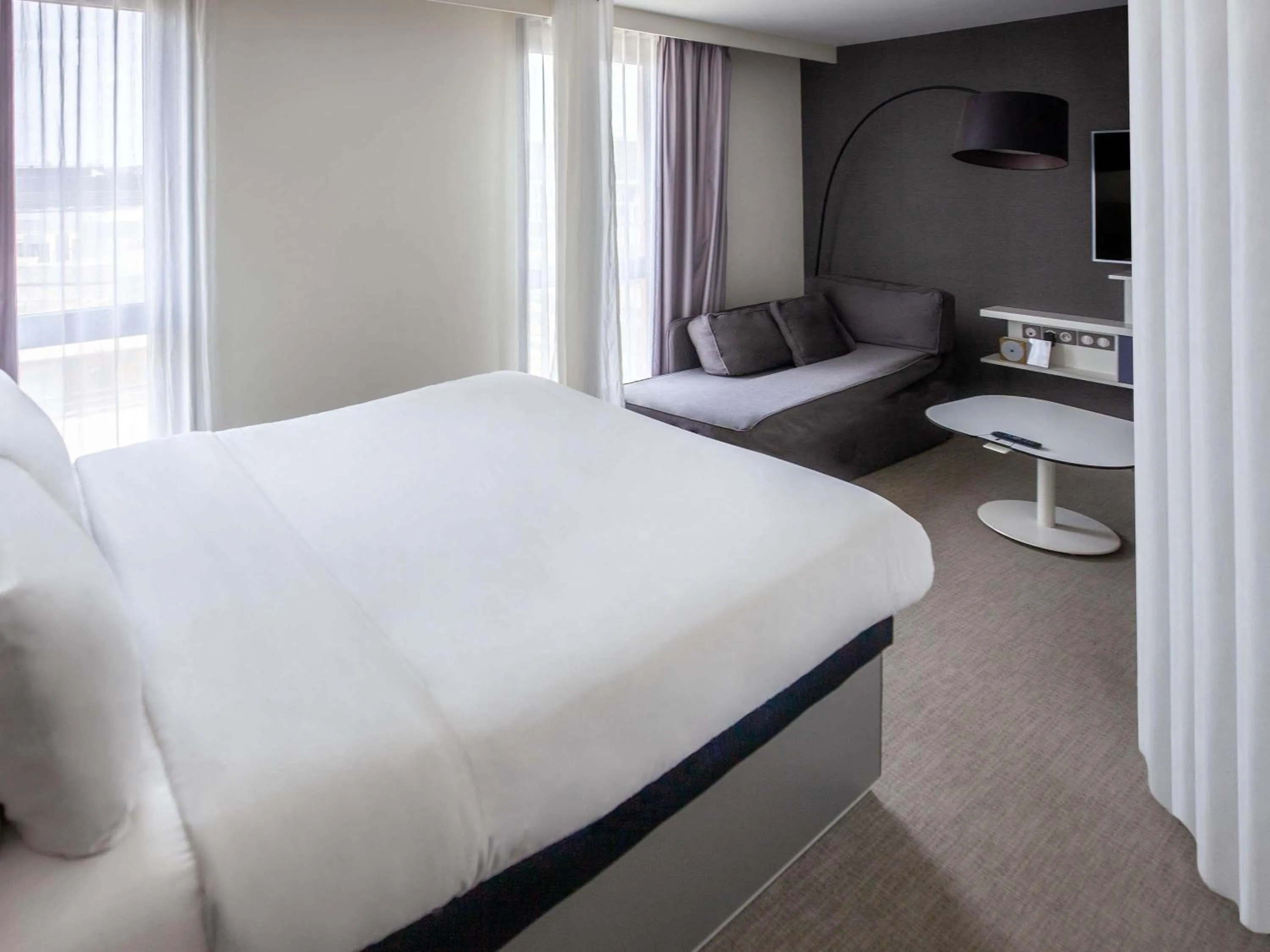 Bedroom, Bed in Novotel Suites Paris Issy Les Moulineaux