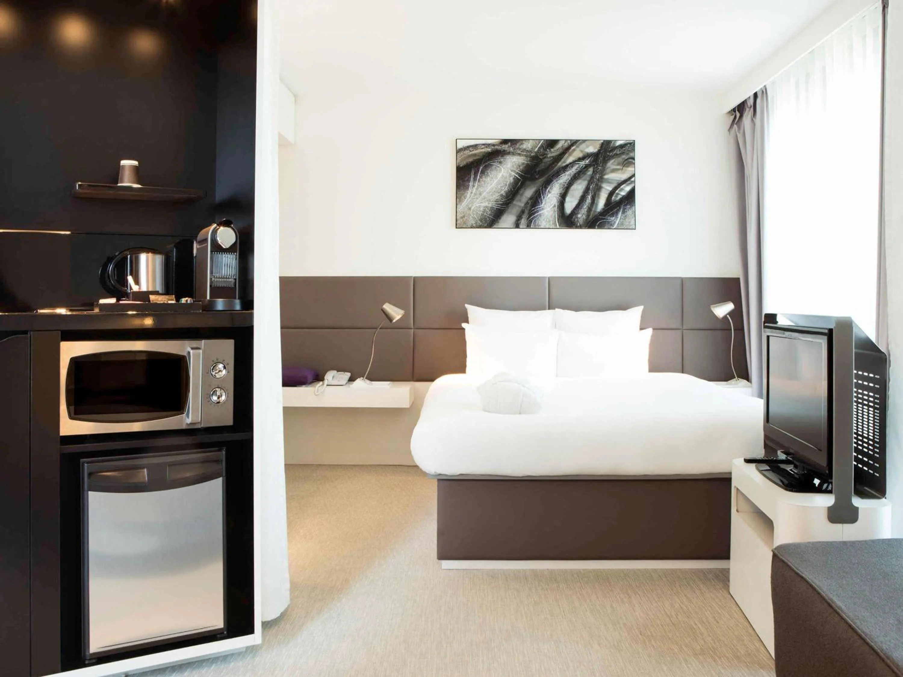 Bedroom, Bed in Novotel Suites Paris Issy Les Moulineaux