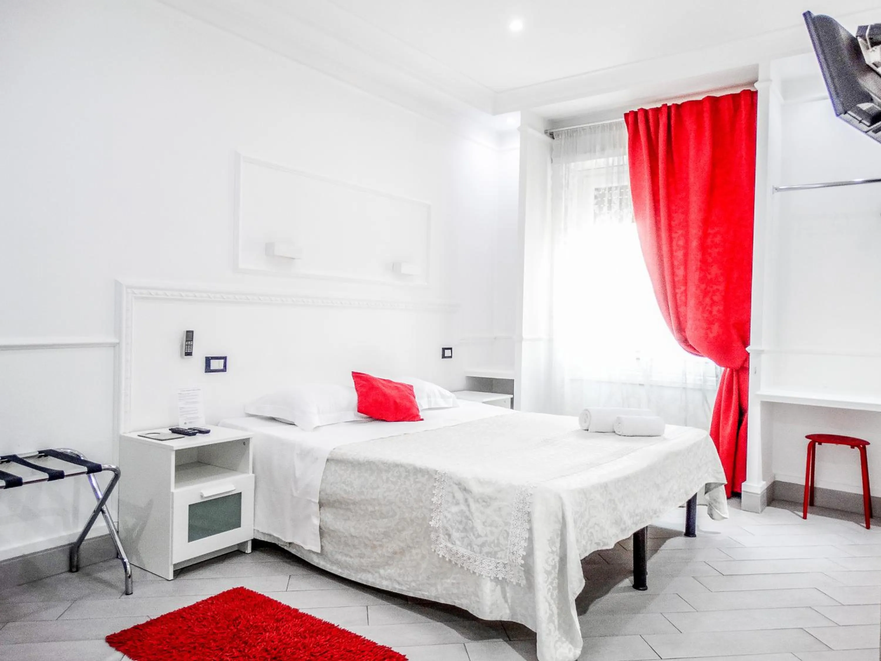 Photo of the whole room, Bed in Rome Central Inn