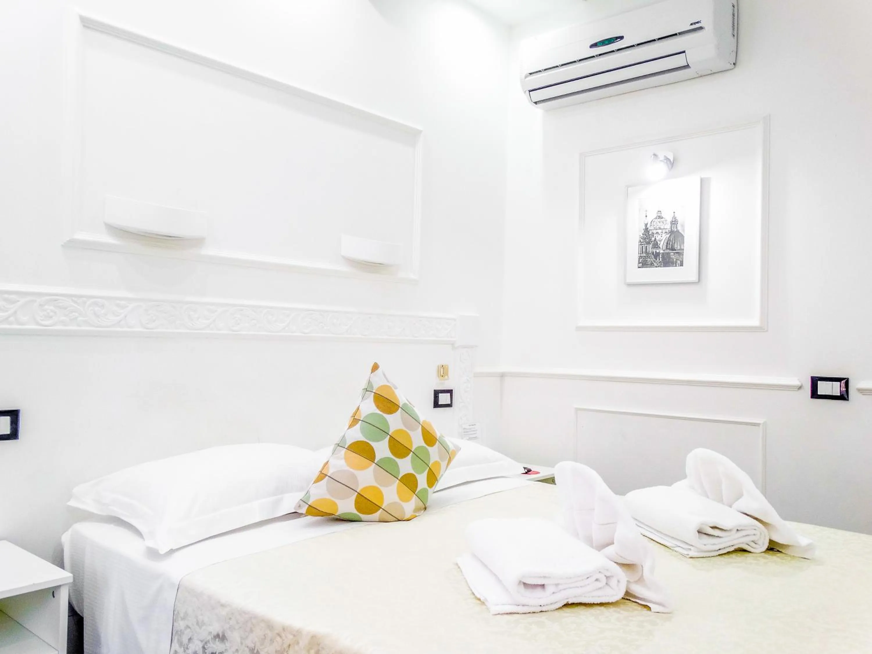 Photo of the whole room, Bed in Rome Central Inn