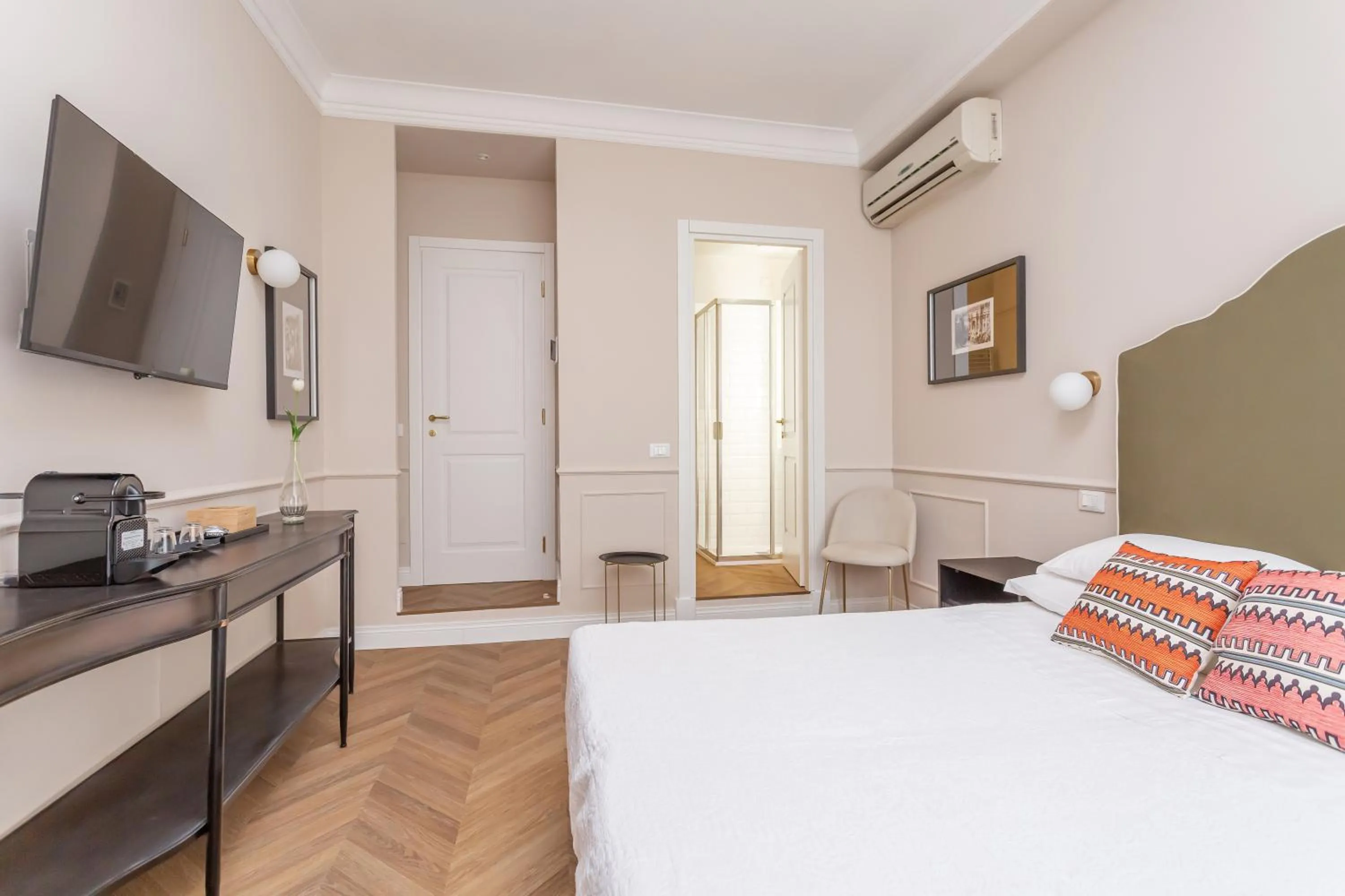 Bed in Rome Central Inn