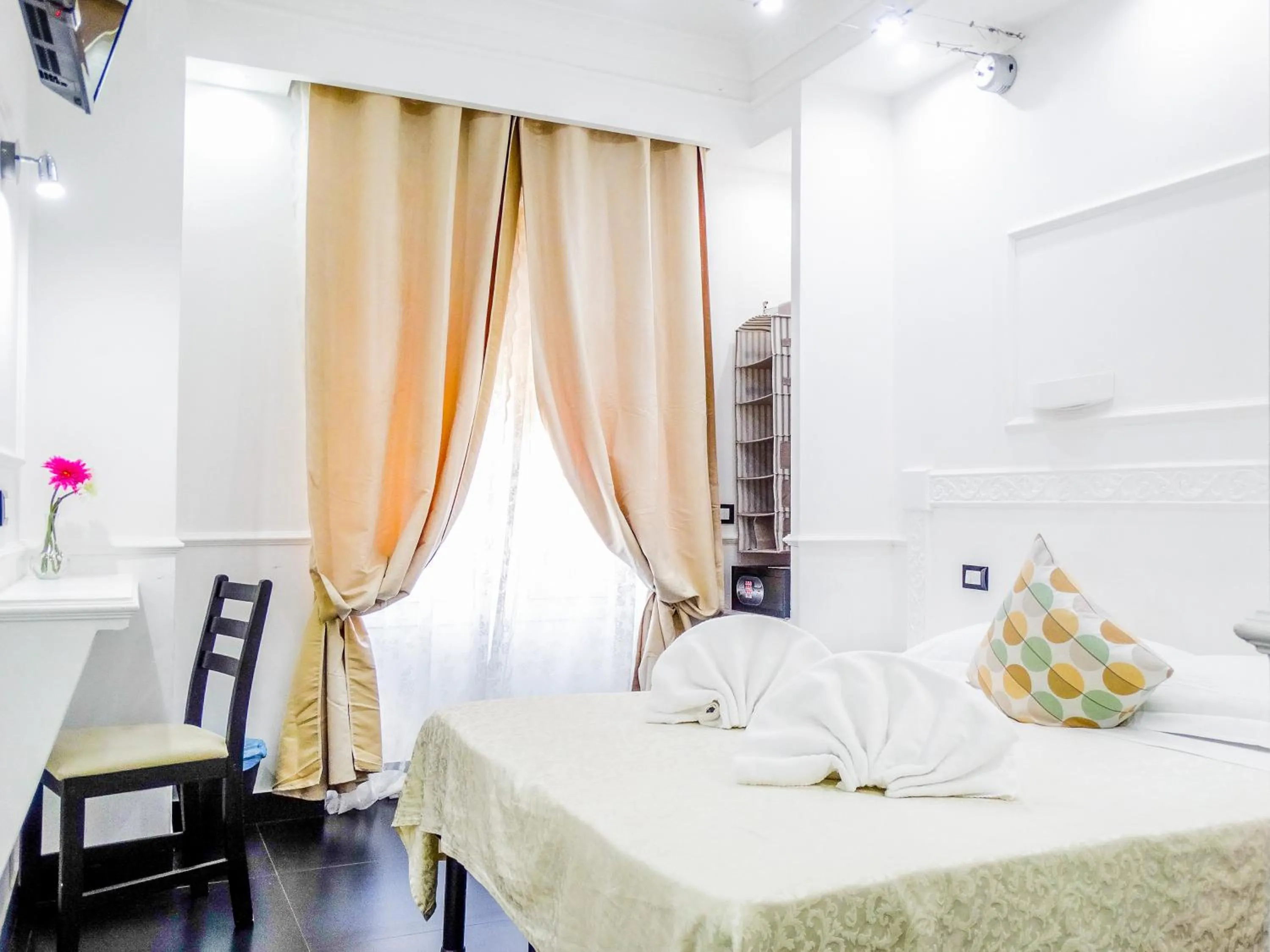 Bed in Rome Central Inn