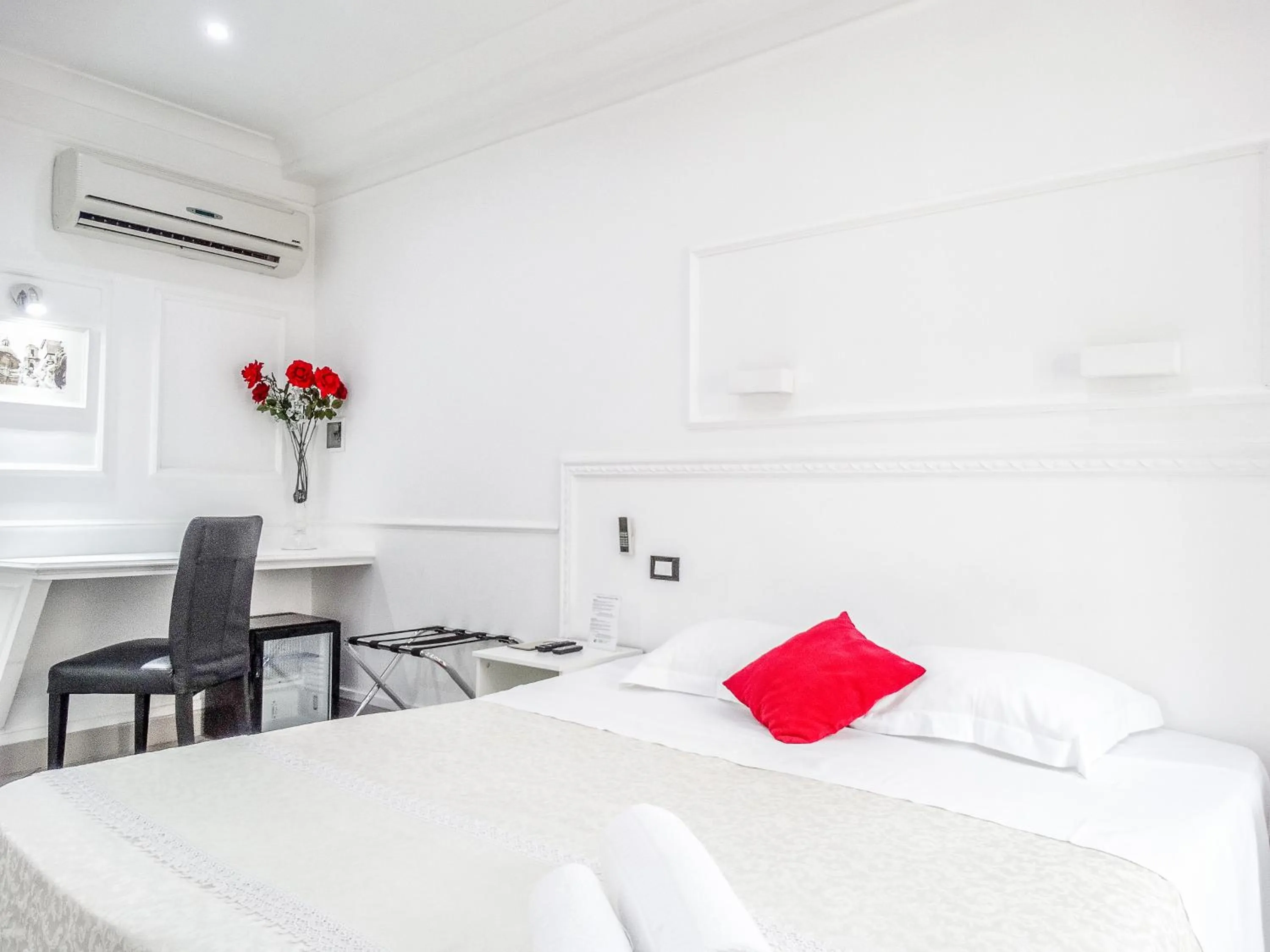 Photo of the whole room, Bed in Rome Central Inn