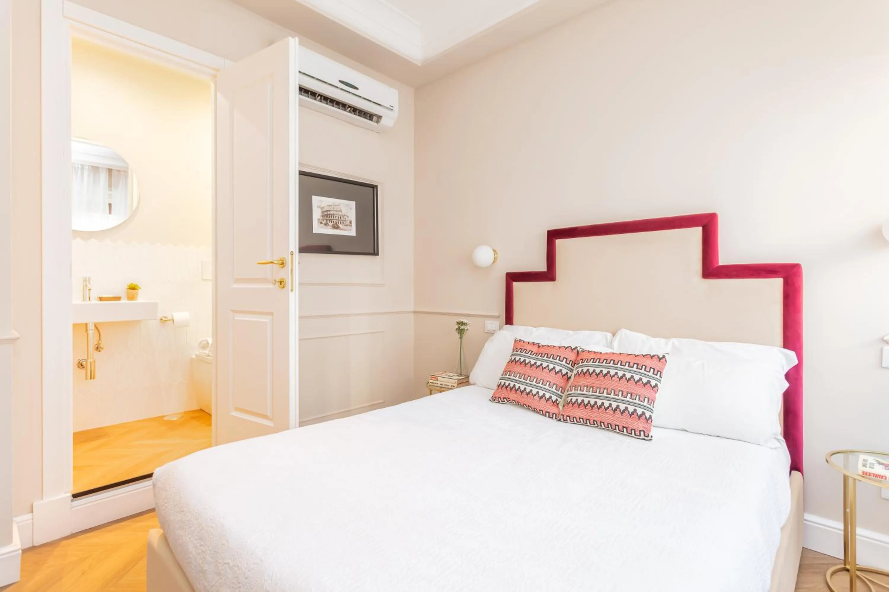 Bed in Rome Central Inn