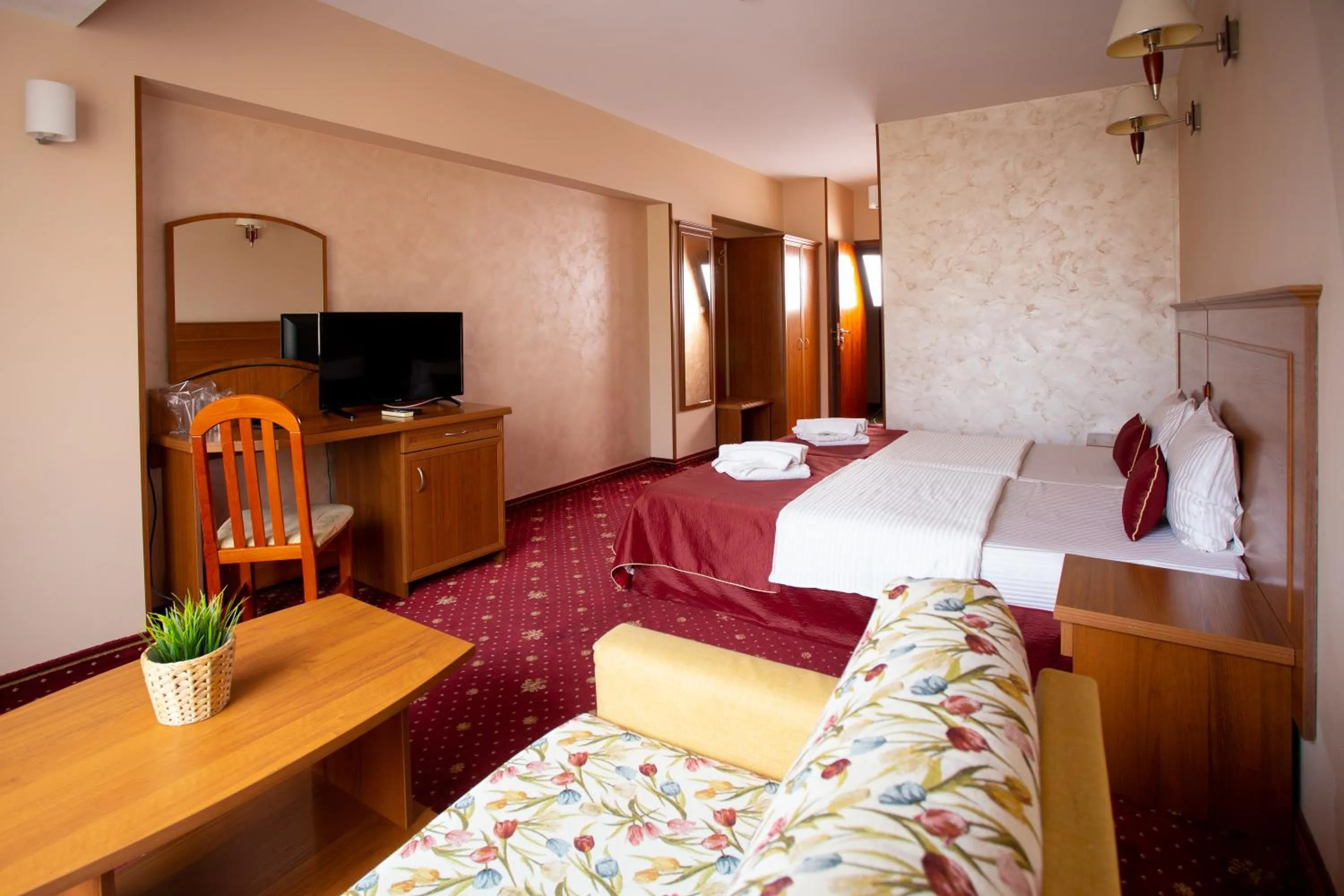 Photo of the whole room, Bed in Contessa Hotel