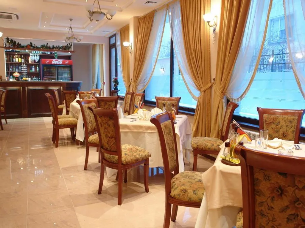 Restaurant/places to eat in Contessa Hotel
