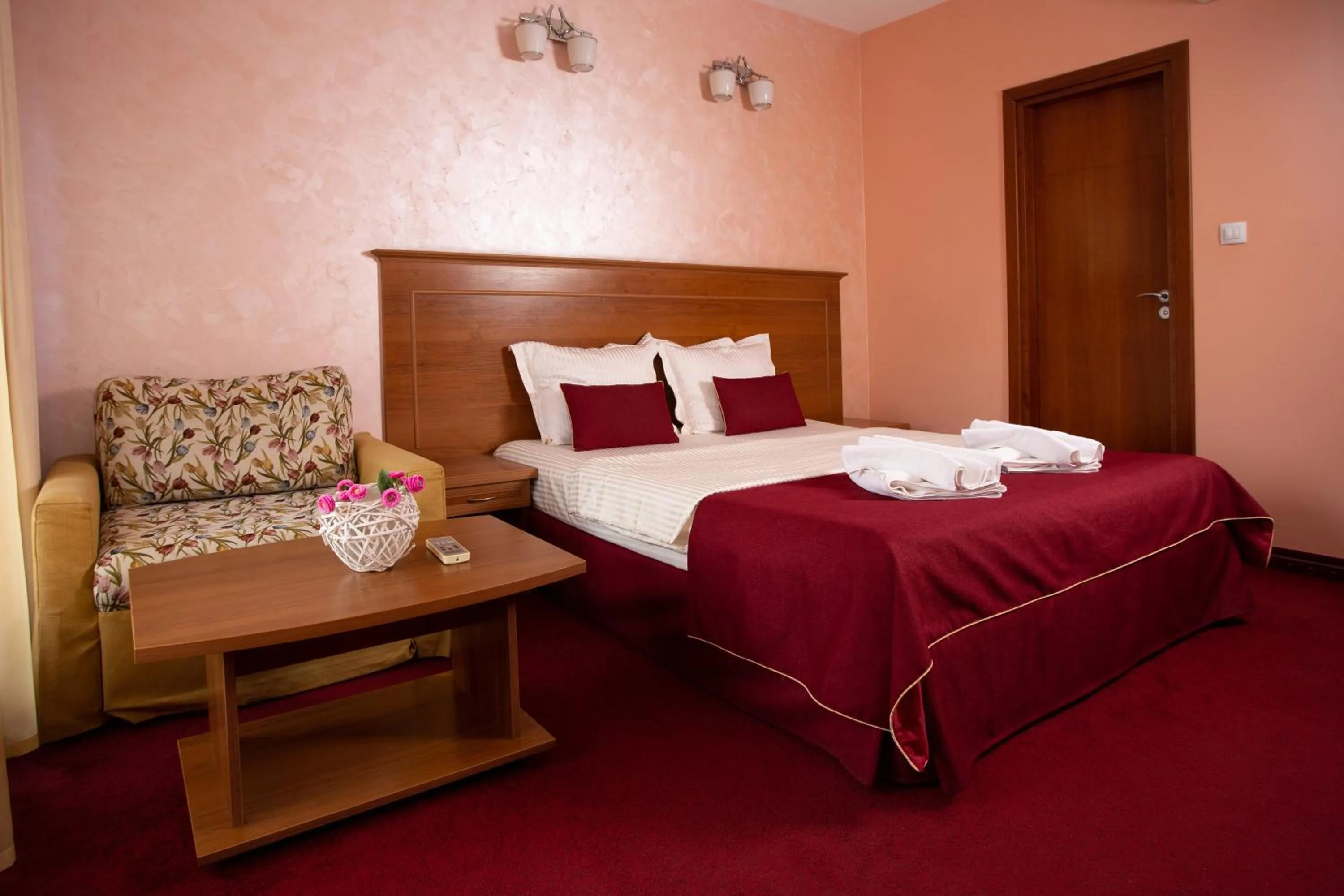 Photo of the whole room, Bed in Contessa Hotel