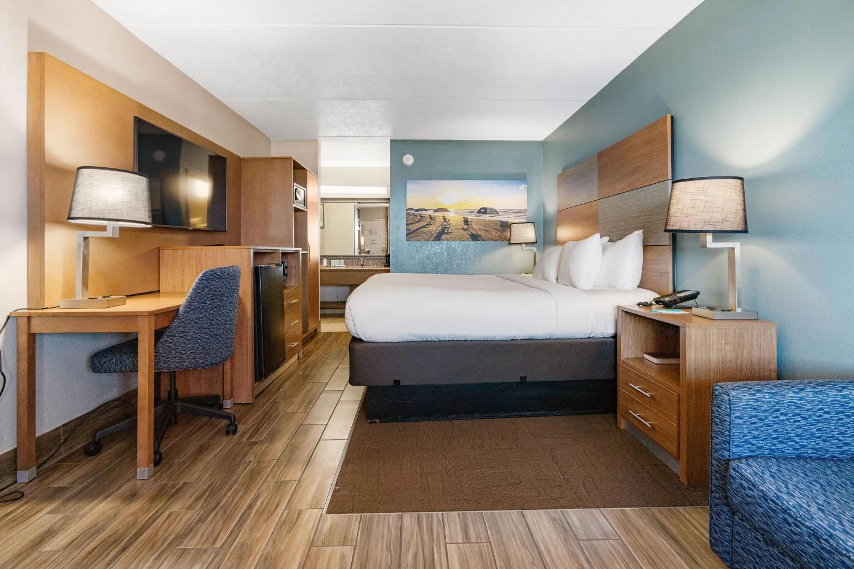 Bedroom, Bed in Clarion Pointe Galveston - Beachfront