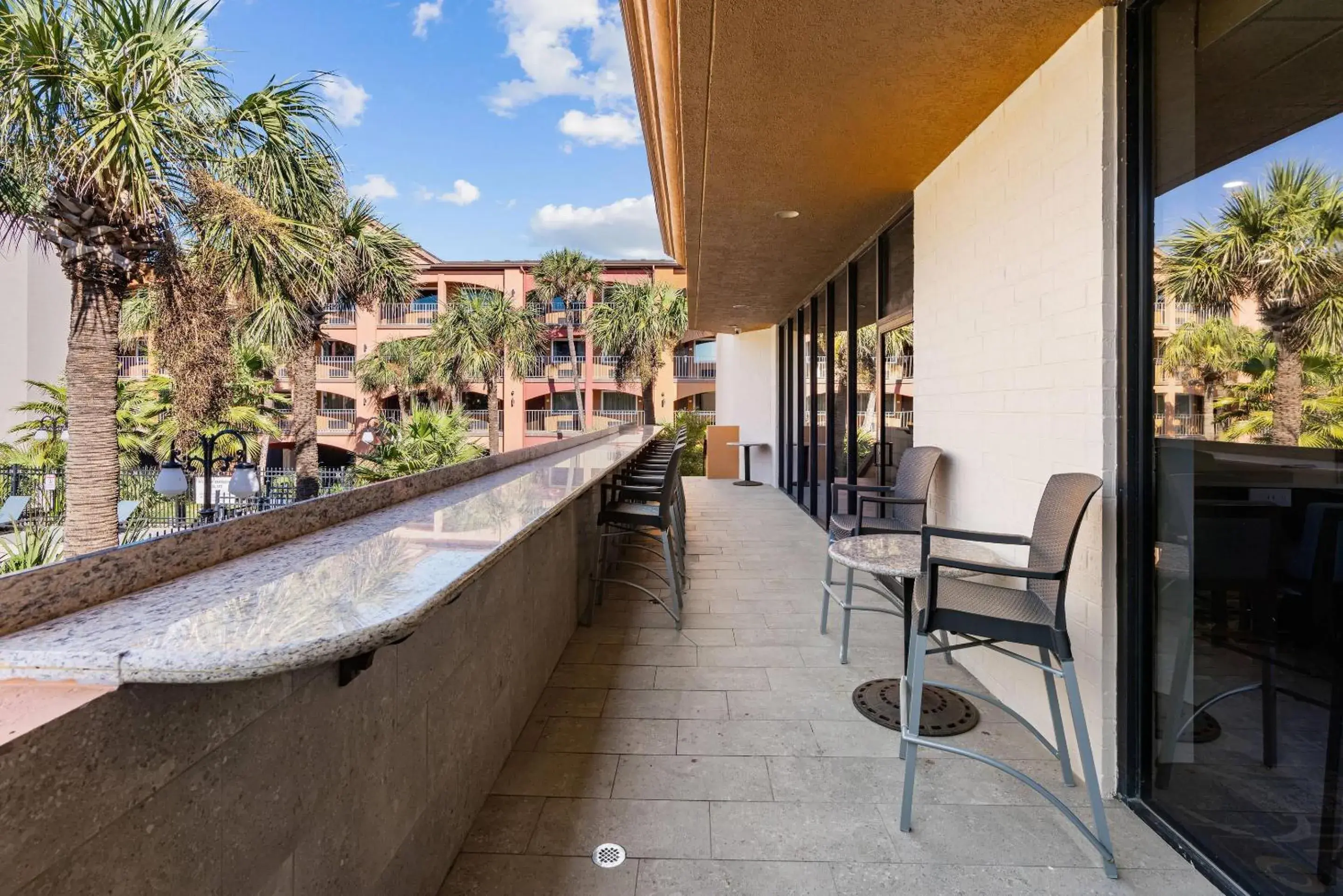 Lounge or bar in Clarion Pointe Galveston - Beachfront Lounge or bar in Clarion Pointe Galveston - Beachfront