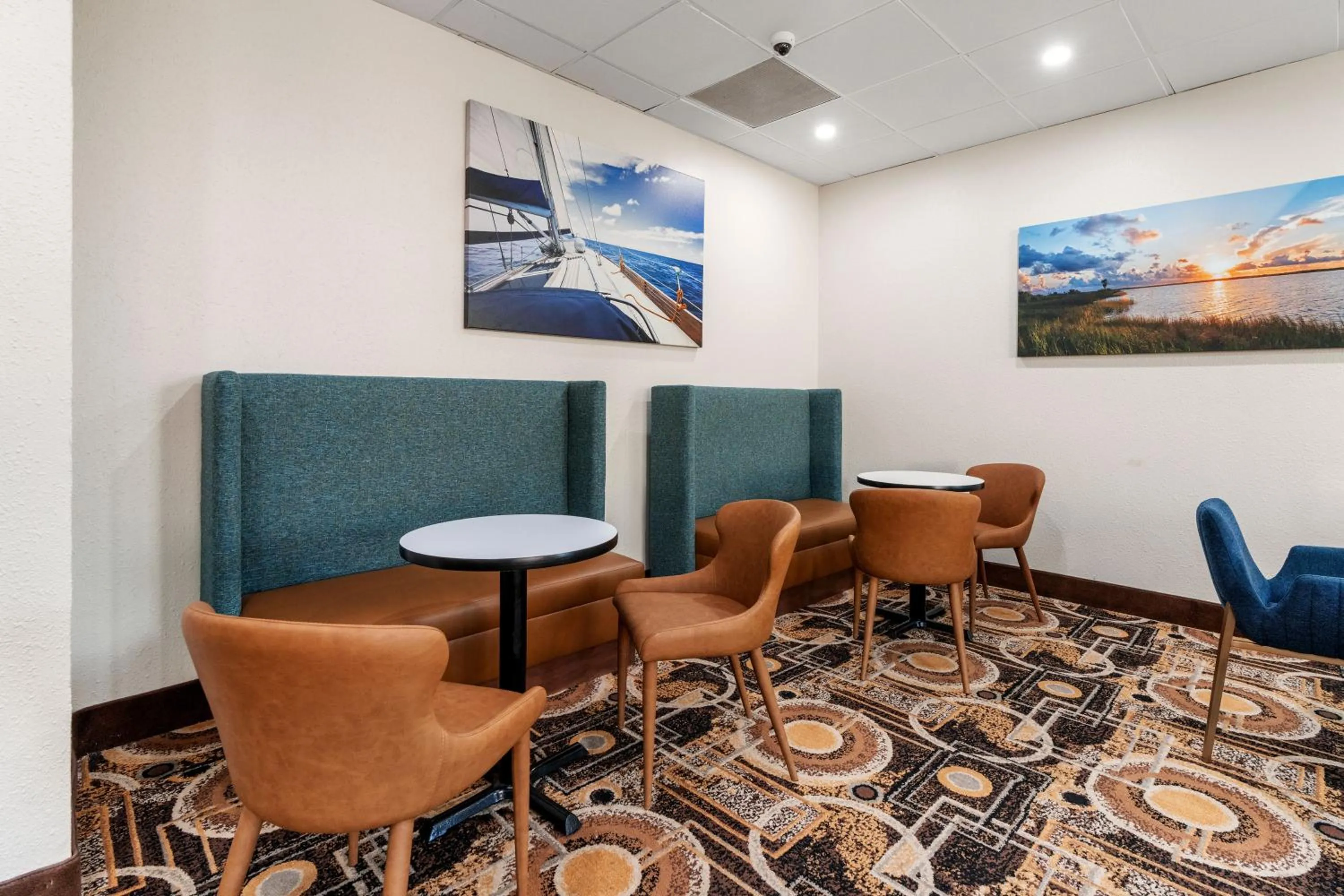 Communal lounge/ TV room in Clarion Pointe Galveston - Beachfront