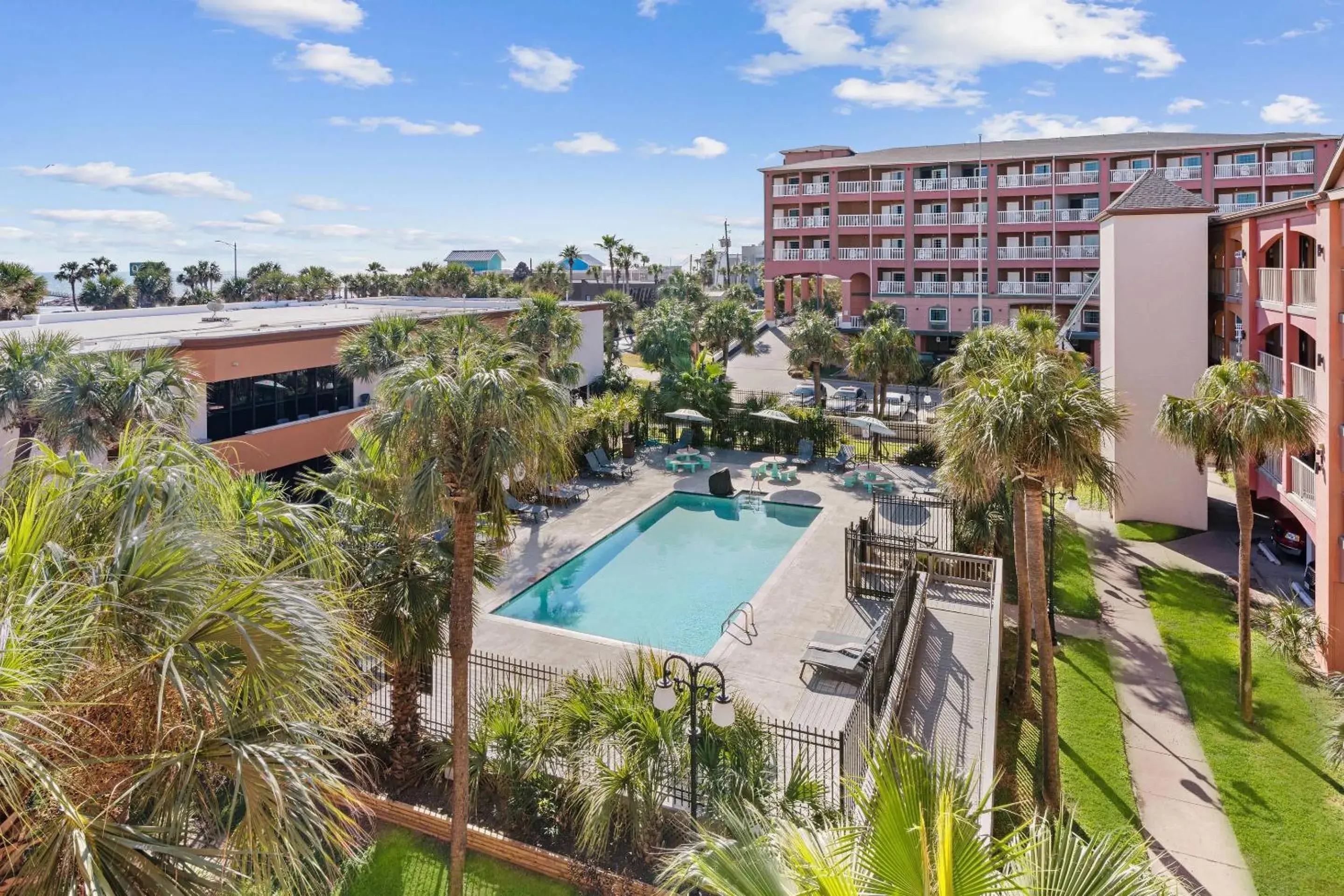 Swimming pool in Clarion Pointe Galveston - Beachfront Swimming pool in Clarion Pointe Galveston - Beachfront