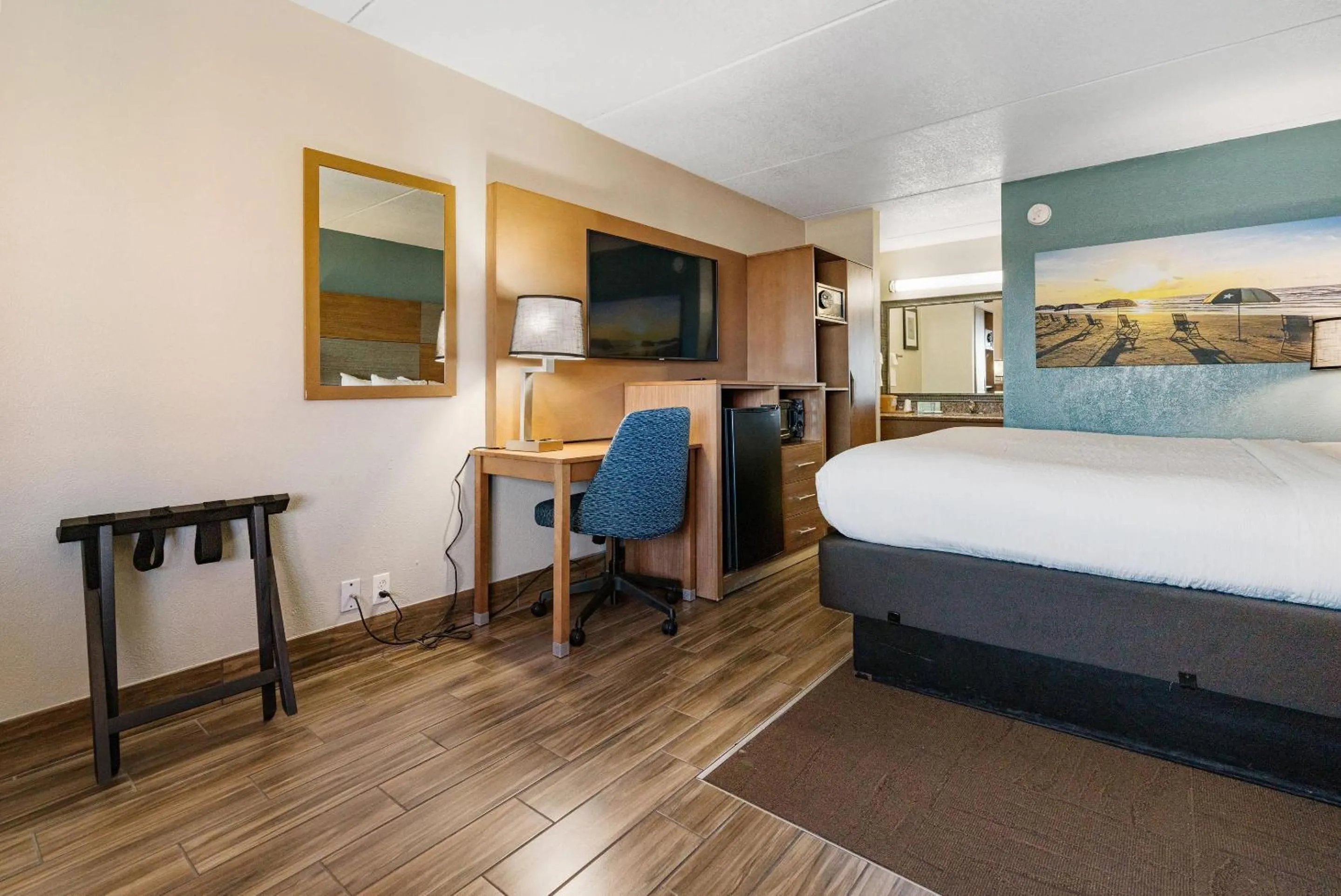 Bedroom, Bed in Clarion Pointe Galveston - Beachfront